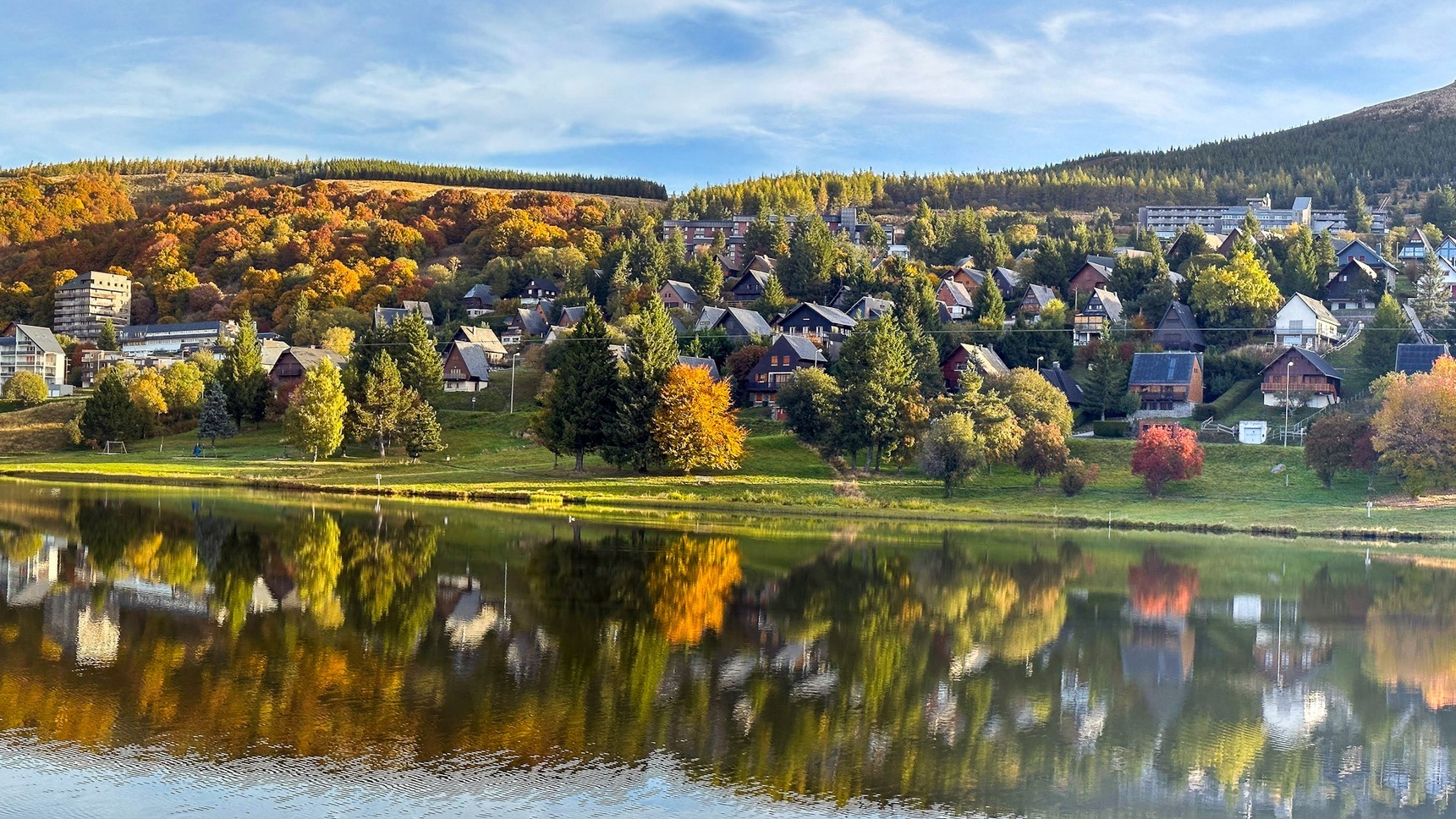 Super Besse en Automne : Reflets Magiques sur le Lac des Hermines