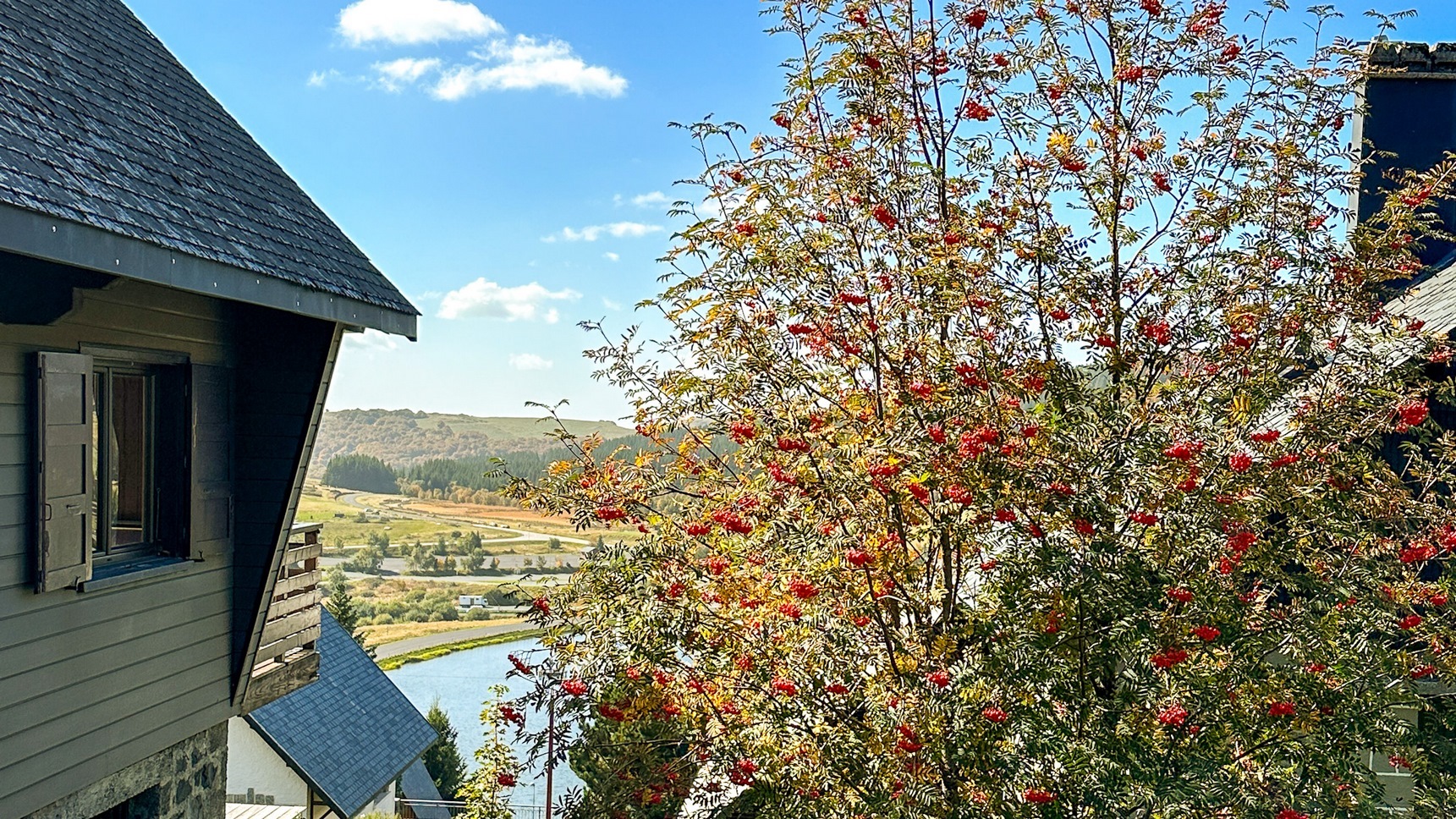 Chalet Ma Cambuse Super Besse : Vue Panoramique sous les Couleurs Automnales