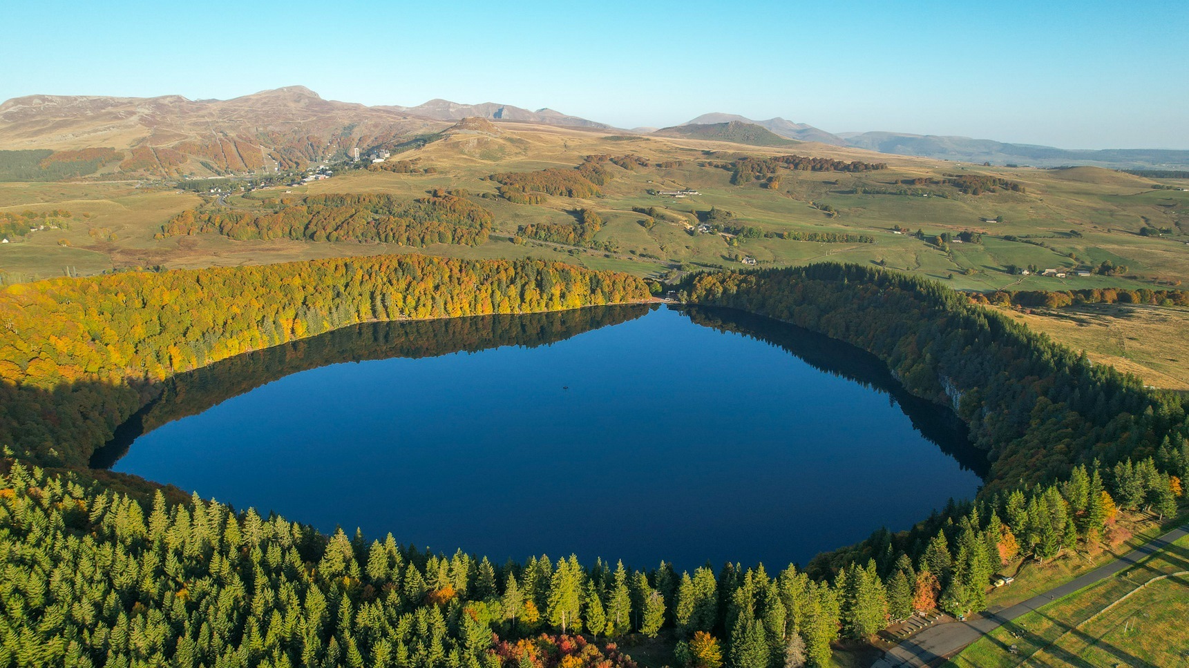 Super Besse : Découvrez le Lac Pavin, un Joyau Naturel à Proximité