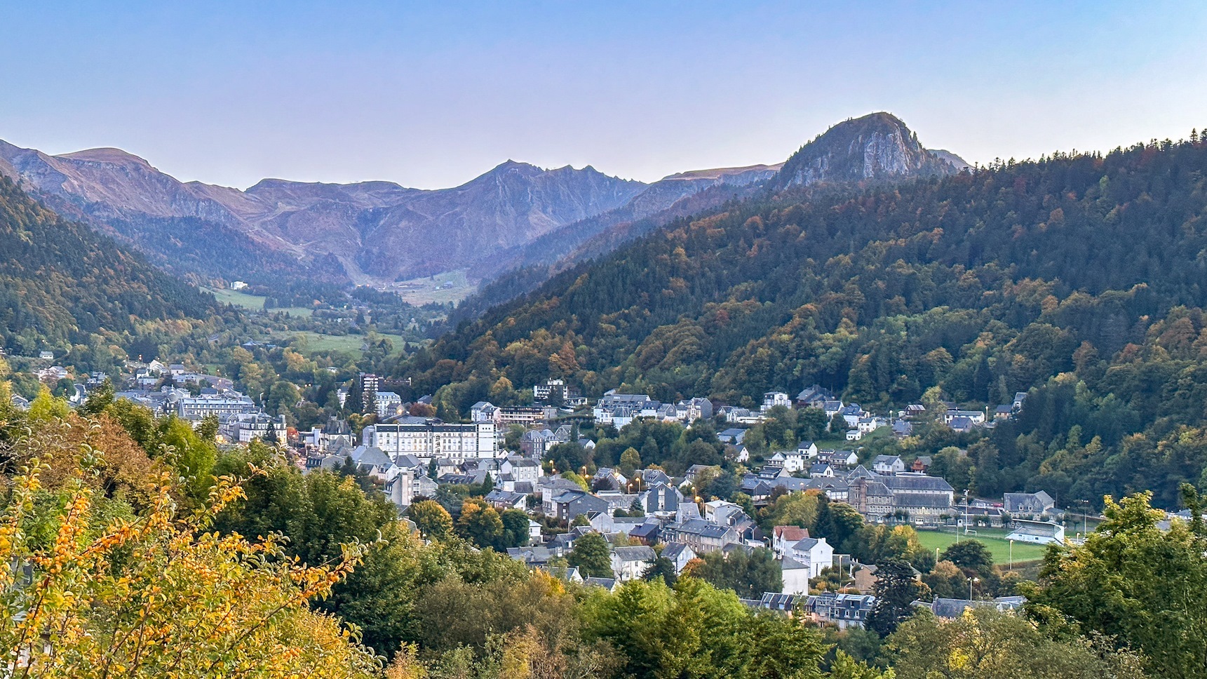 Super Besse : Découvrez la Ville Thermale du Mont Dore et la Vallée de la Dordogne - Un Havre de Paix