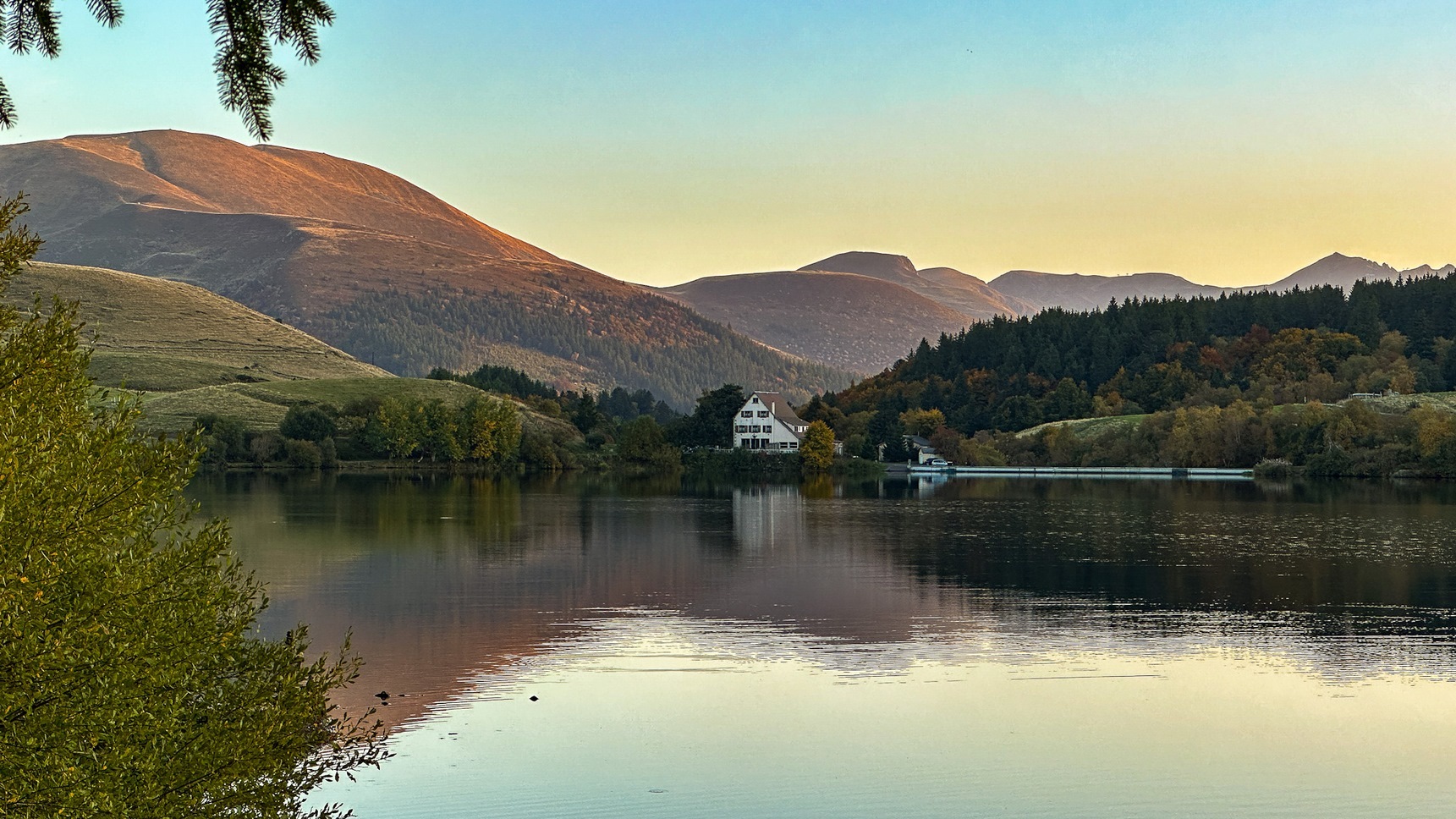 Super Besse : Découvrez le Lac de Guery, un Lac d'Altitude avec des Vues Panoramiques Exceptionnelles sur le Massif du Sancy