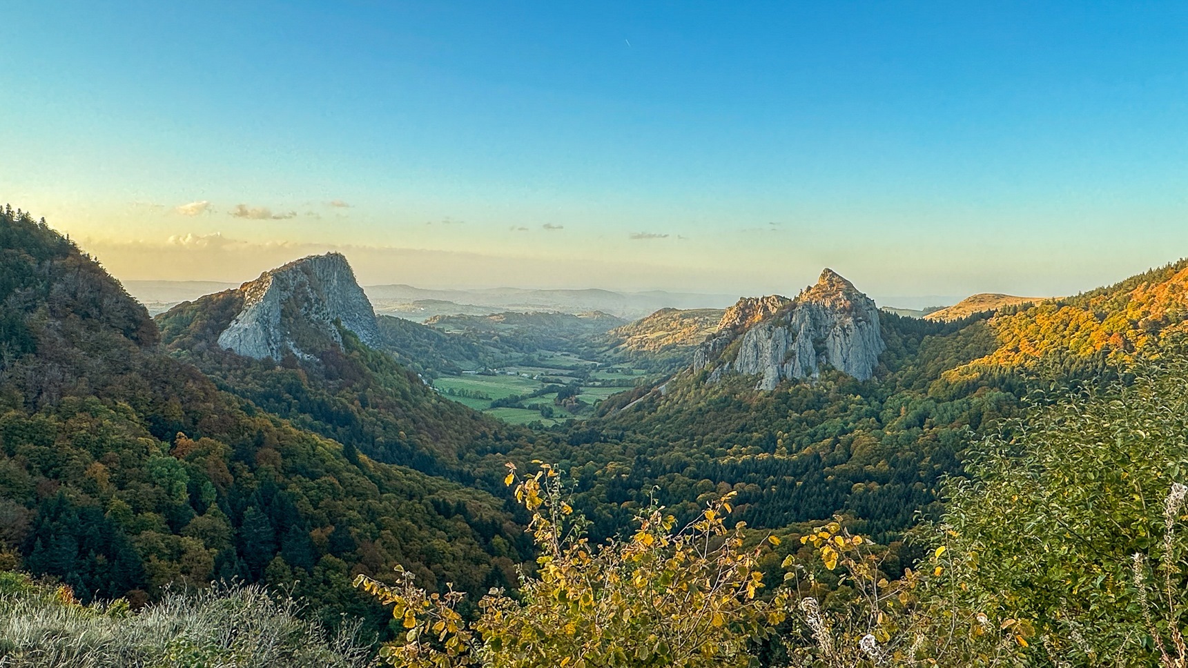 Roches Tuilière et Sanadoire : Couleurs d'Automne et Magie du Coucher de Soleil