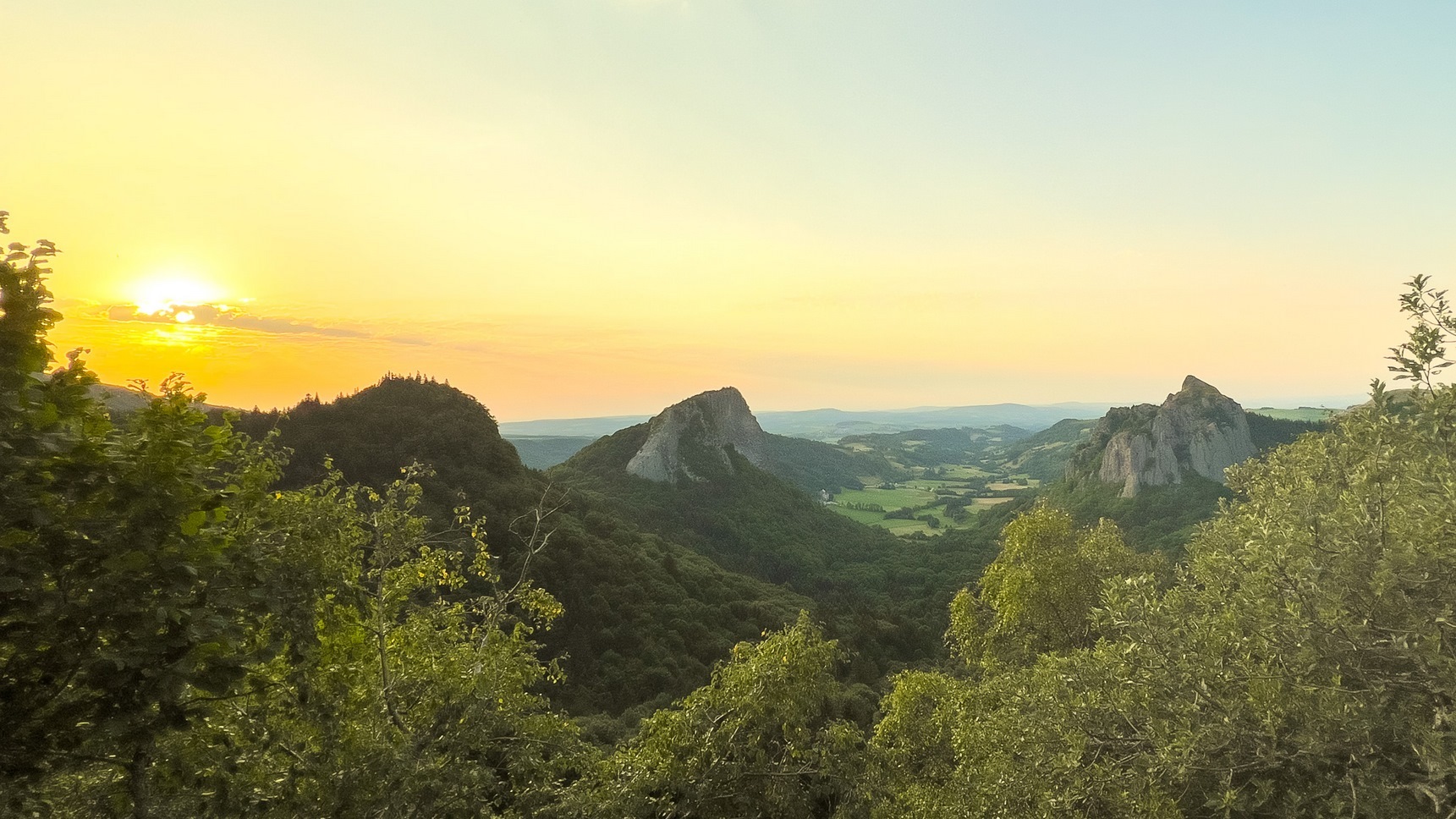 Roches Tuilière et Sanadoire : Coucher de Soleil Magique et Spectacle Naturel