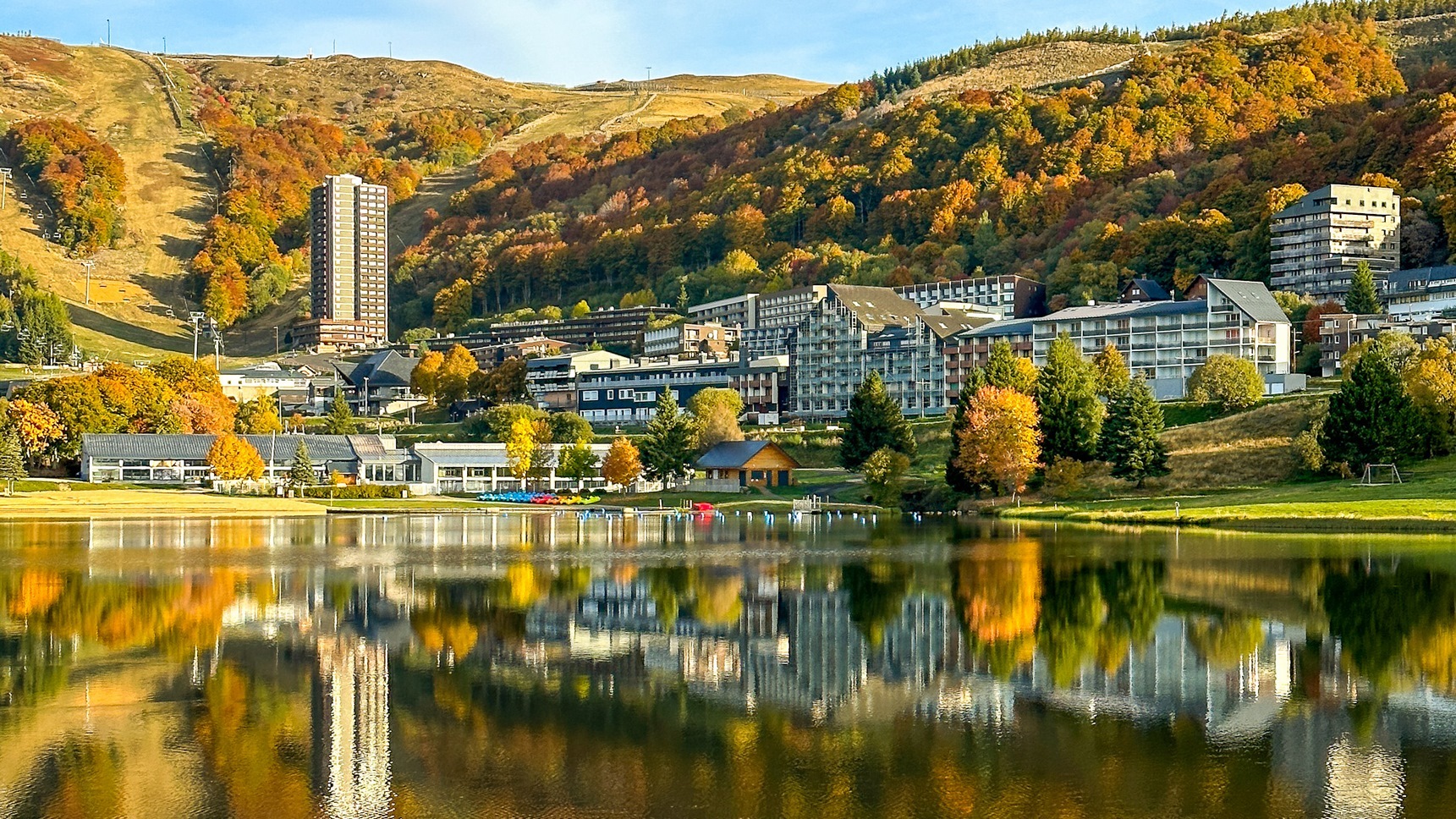 Super Besse :  Lac des Hermines en Automne, couleurs chatoyantes 