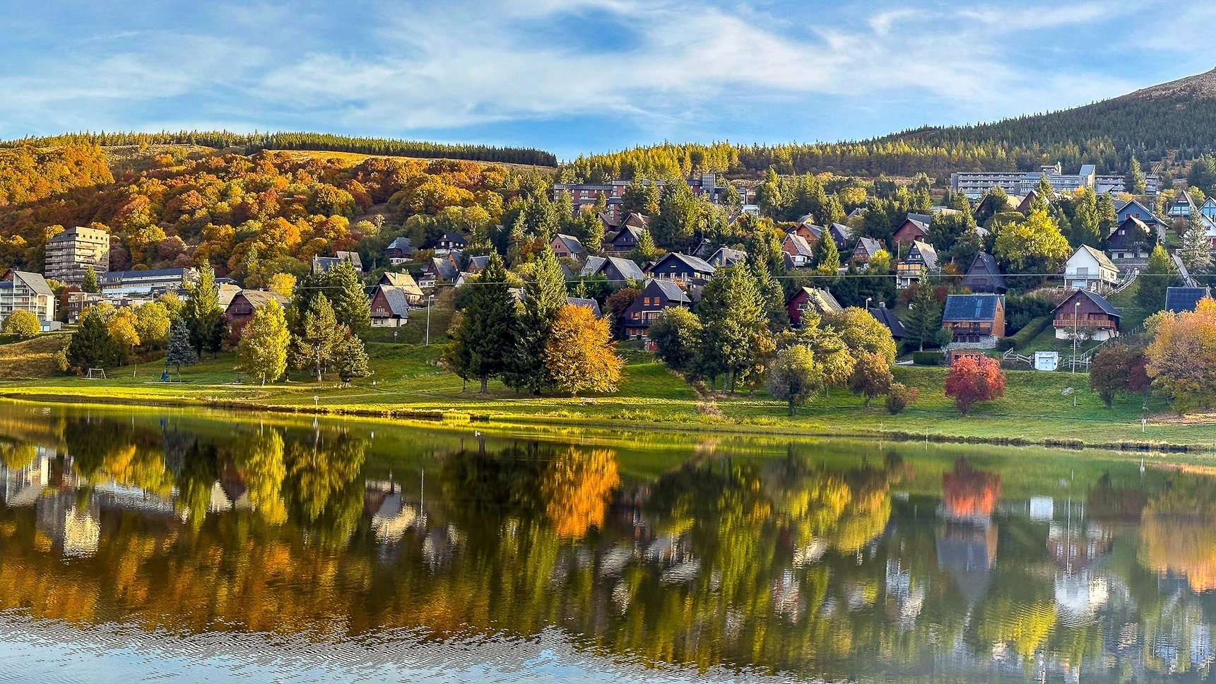 Super Besse en Automne : Reflets Magiques sur le Lac des Hermines