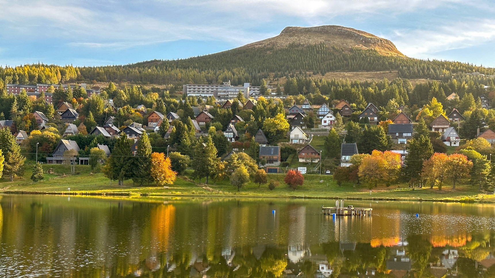 Super Besse : Village de Chalets en Automne, un tableau coloré