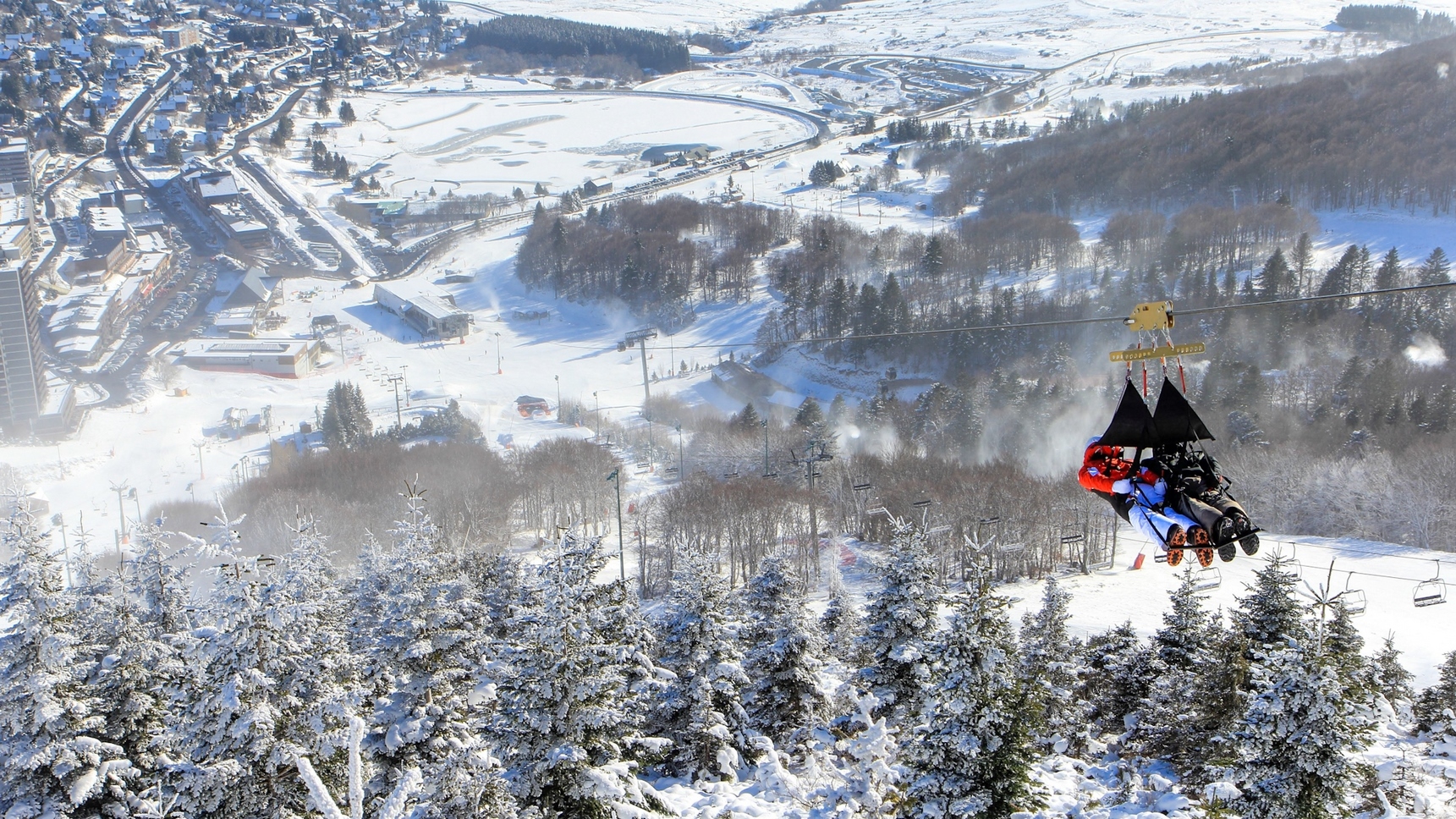 Tyrolienne Fantasticable Super Besse : Aventure Hivernale en Duo