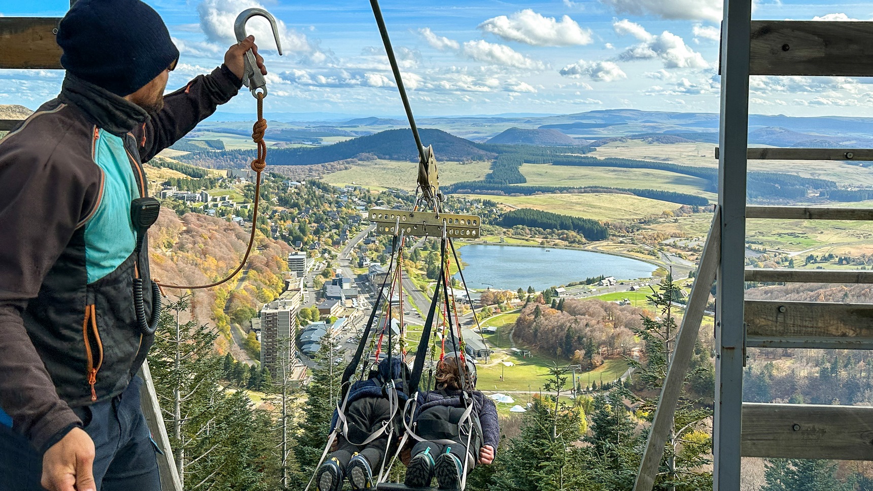 Tyrolienne Super Besse : Vol en Duo Inoubliable