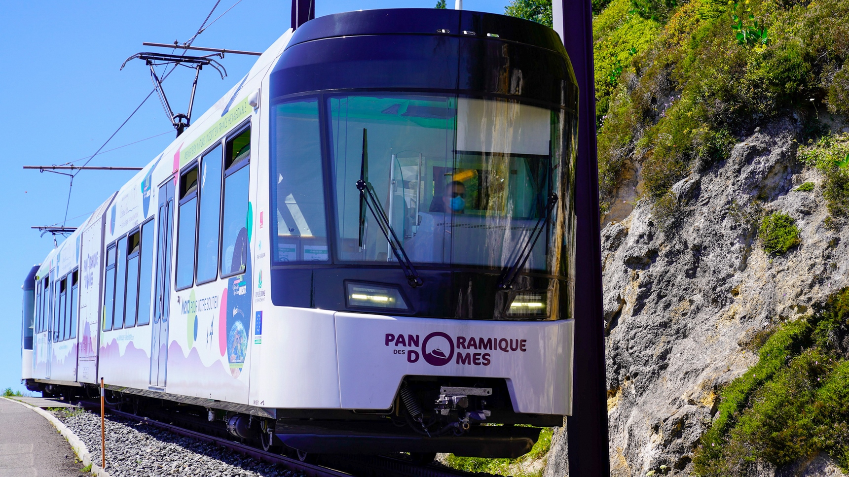 Panoramique des Dômes : Un Voyage Magique au Sommet du Puy de Dôme