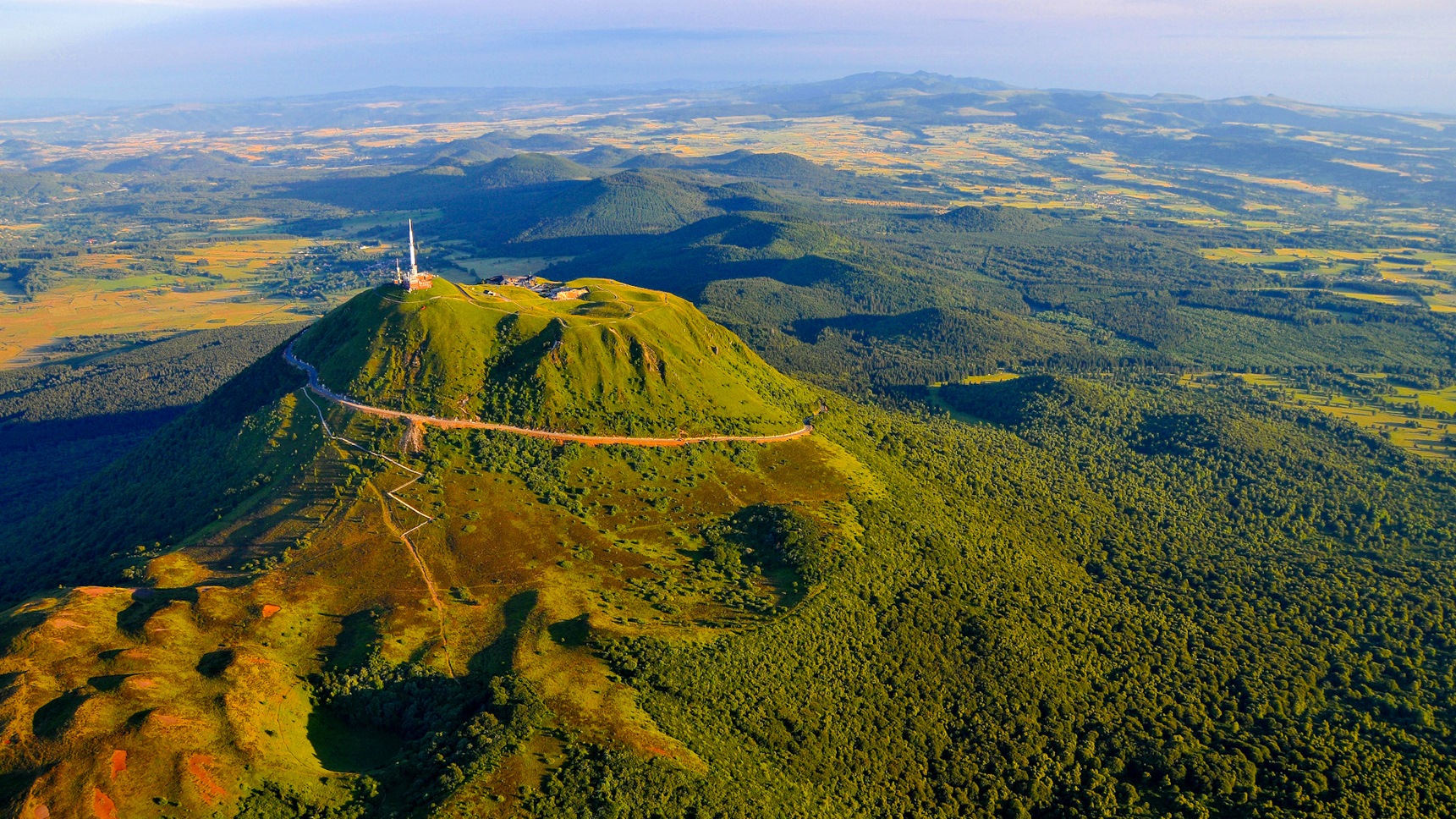 Col de Ceyssat - Survol du Puy de Dôme et Chaîne des Puys - Panorama Unique