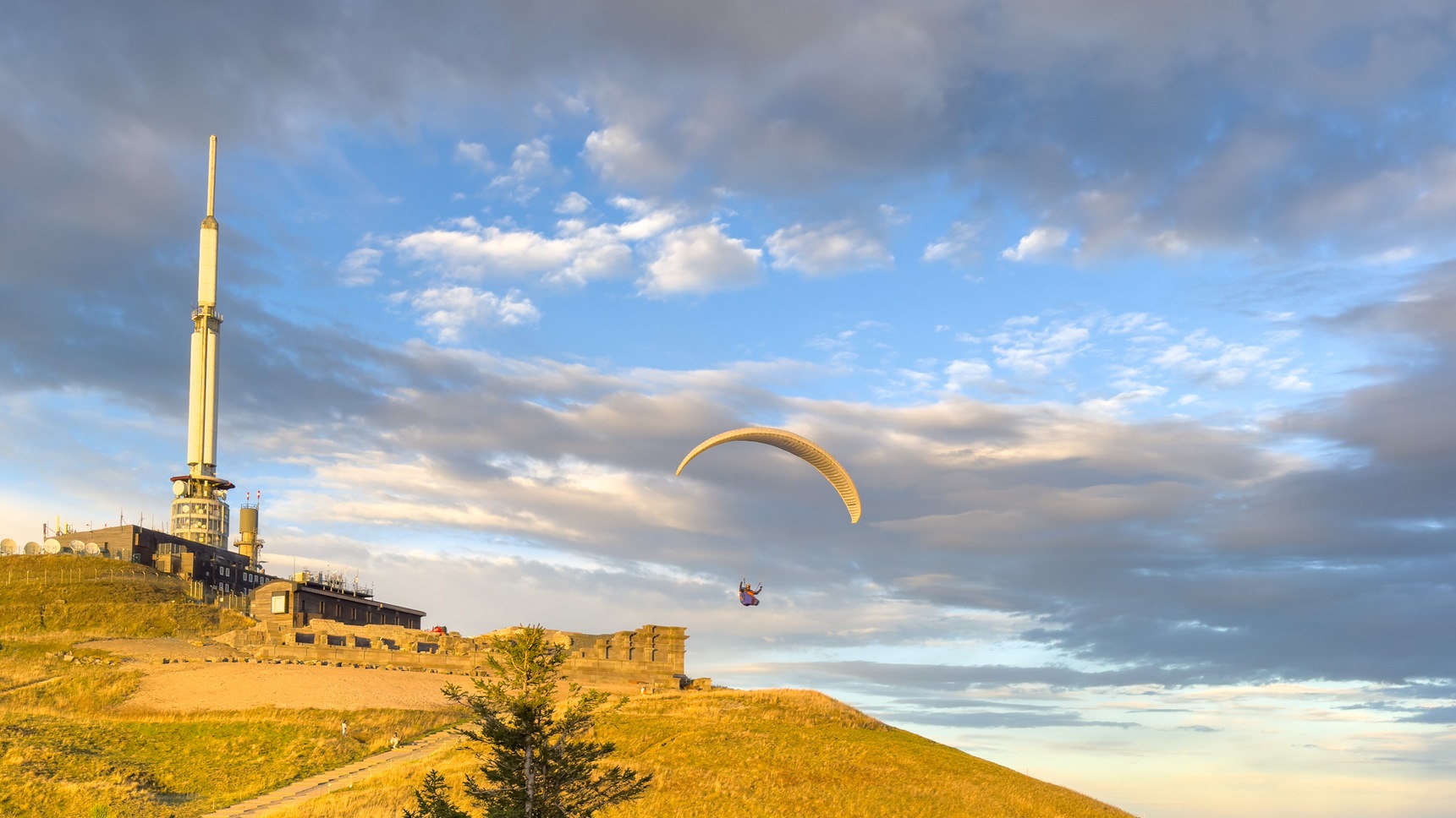 Au Sommet du Puy de Dôme, temple de Mercure et Parapente