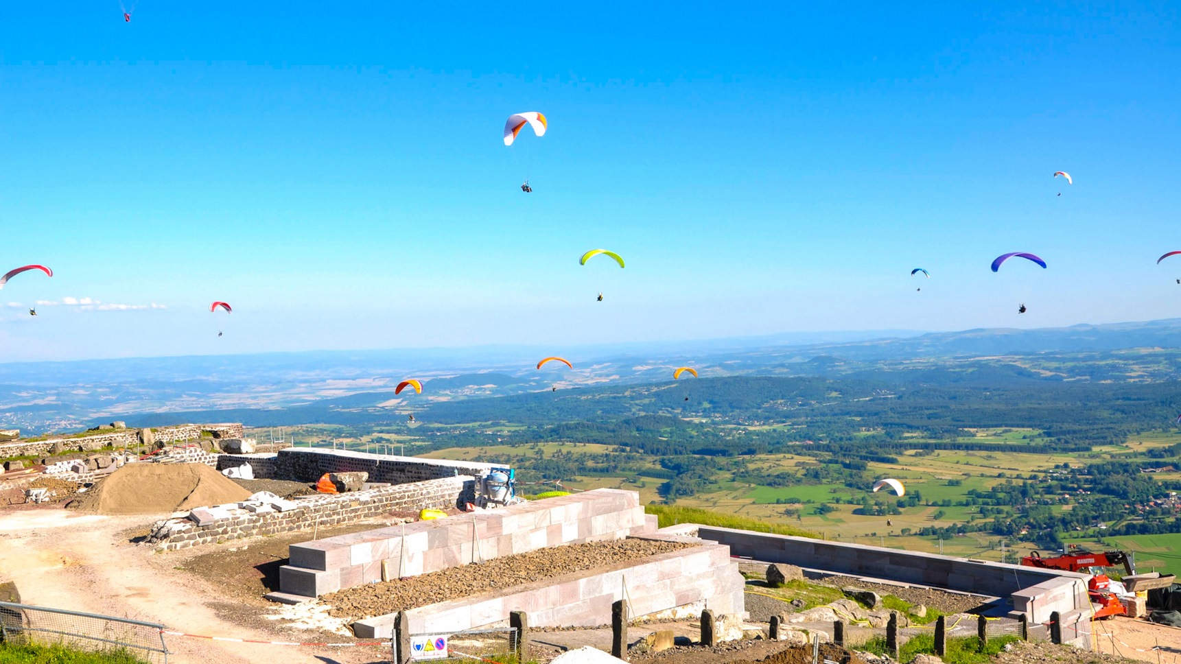 Le Temple de Mercure au Sommet du Puy de dôme et les parapentes