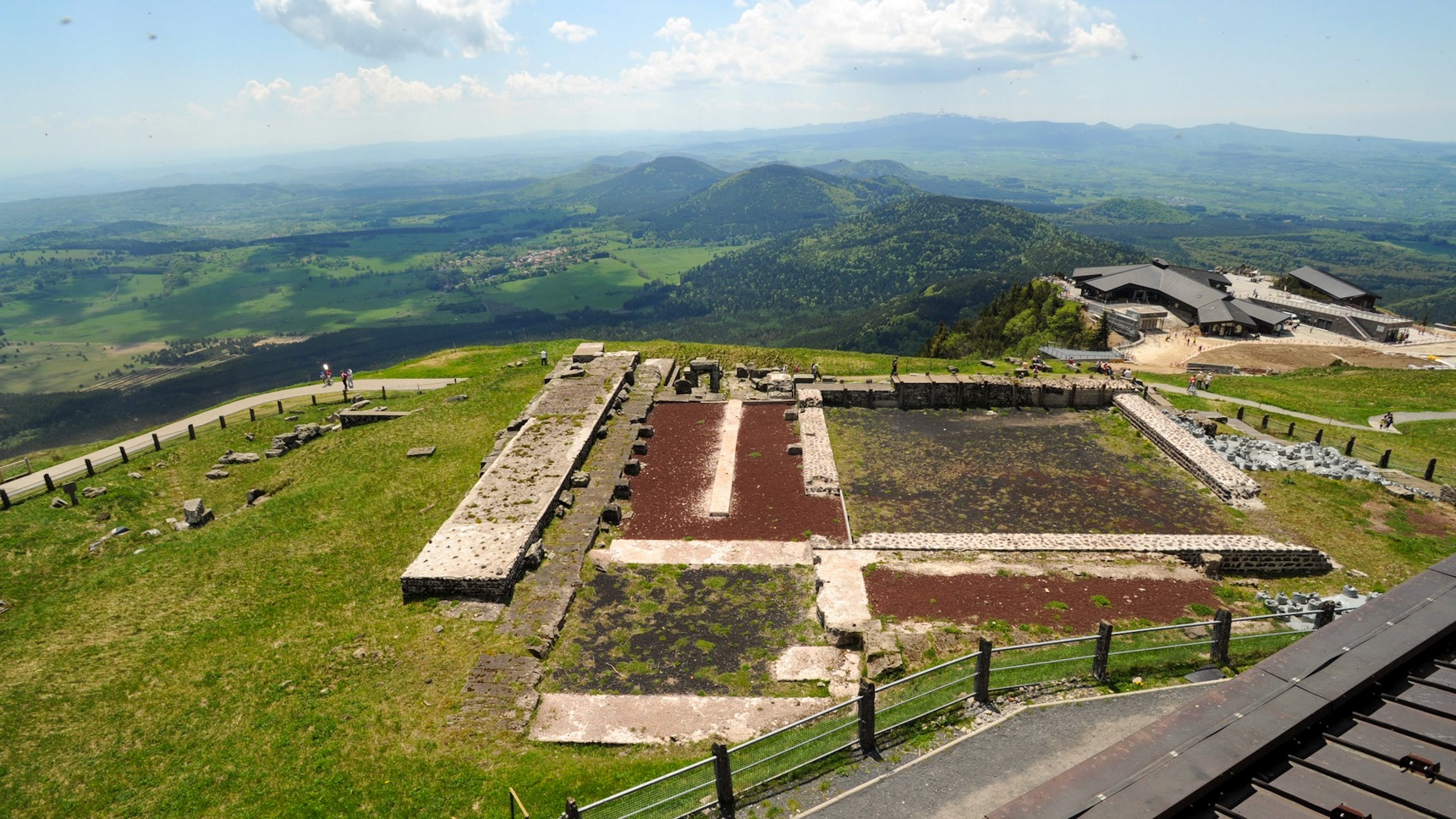 Le temple de Mercure au sommet du puy de Dôme