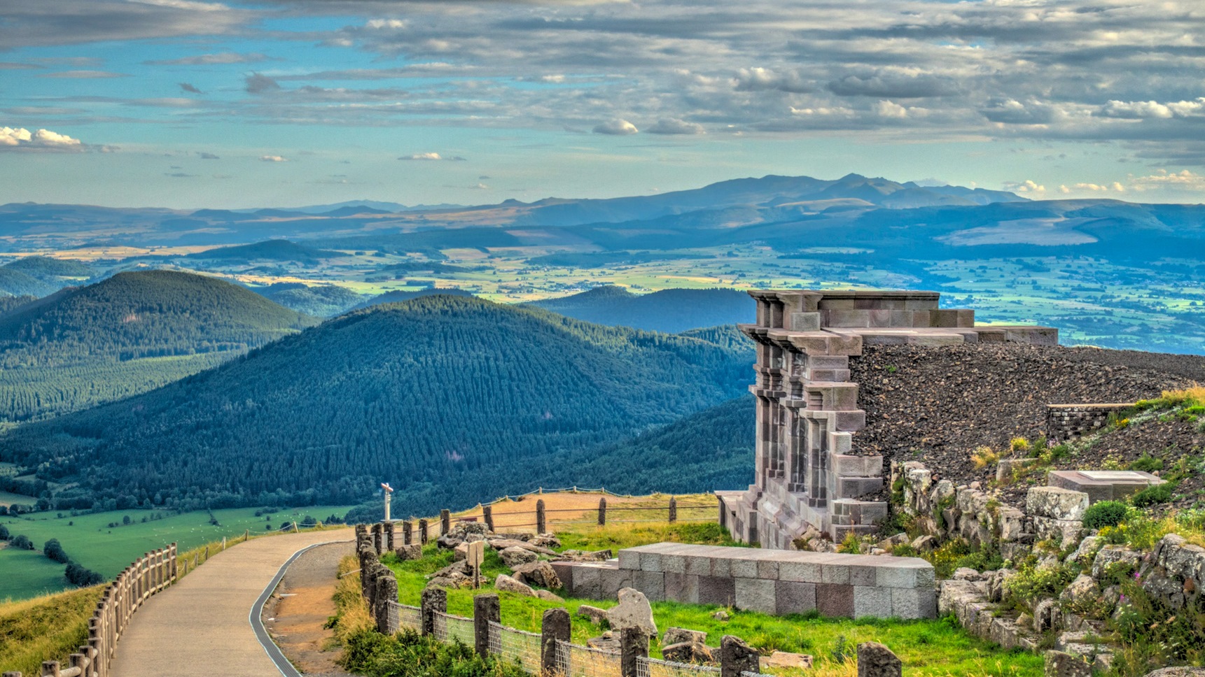 Le Temple de Mercure au Sommet du Puy de dôme et vue sur le Sancy