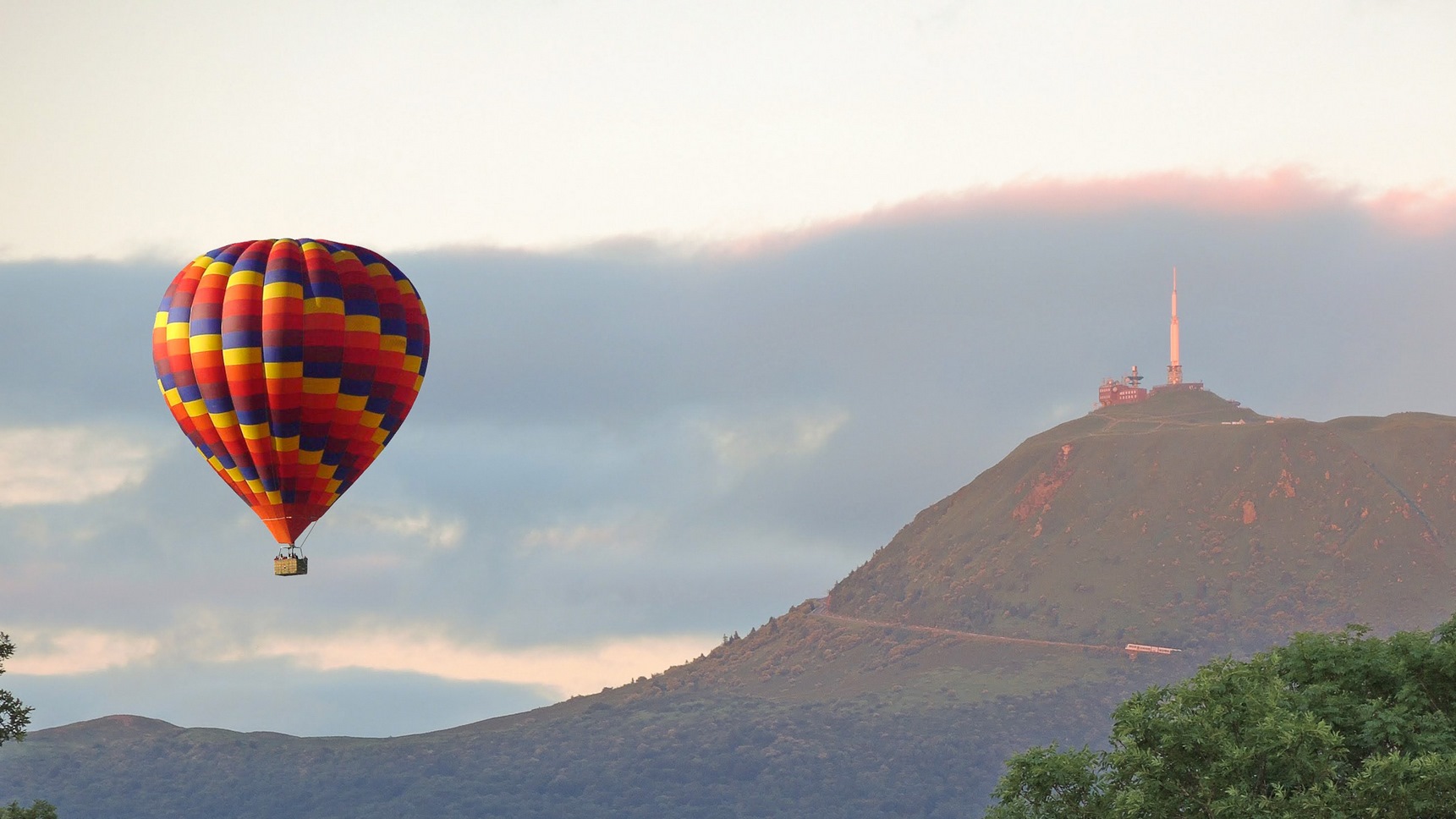 Sommet du Puy de Dome et Son Antenne relais au coucher du Soleil