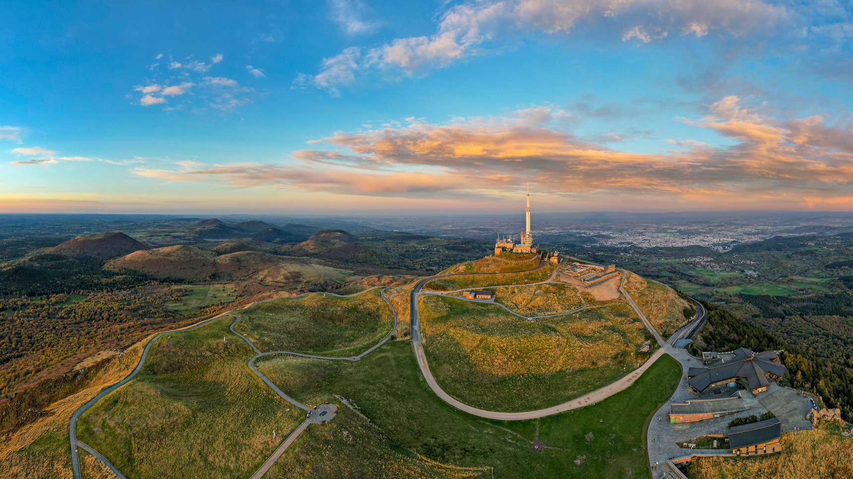 Le Relais de Télévision et le Laboratoire de Physique au Sommet du Puy de Dôme