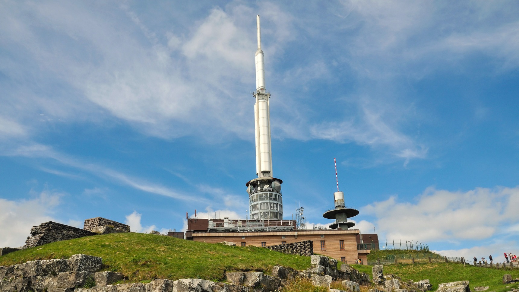 Le Laboratoire de Physique et l'Antenne Relais au sommet du Puy de Dôme