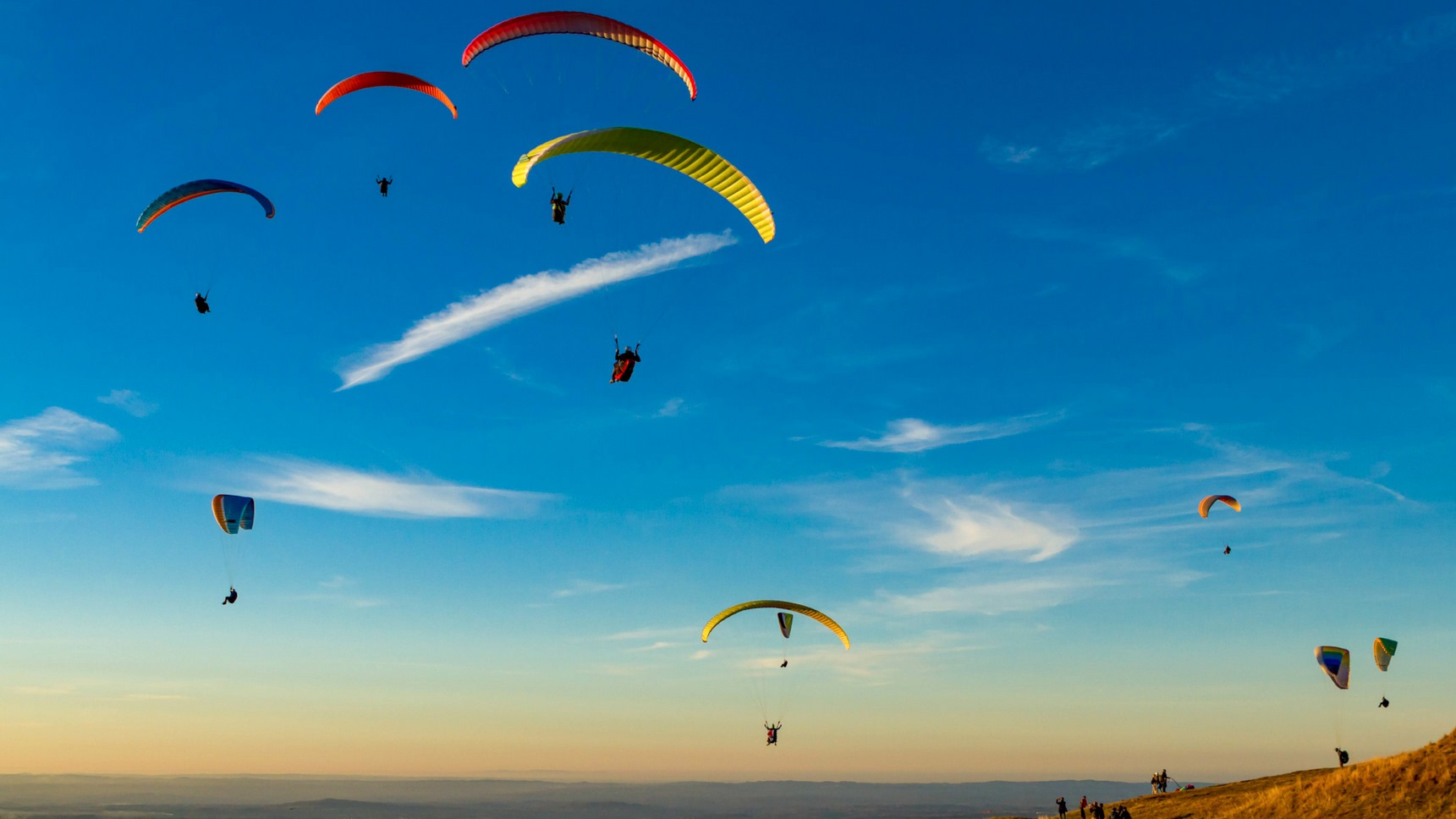 Survol du Sommet du Puy de Dôme par de nombreux parapentes