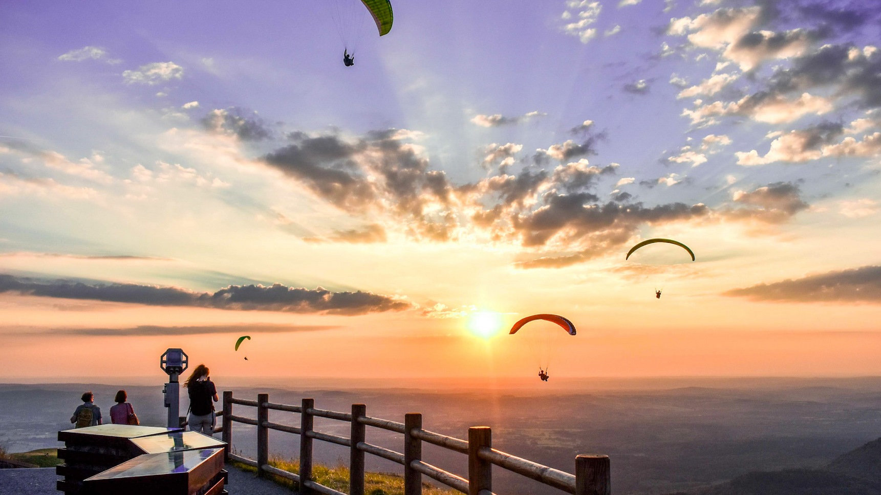 Magnifique coucher de soleil au sommet du Puy de Dôme accompagné des parapentes