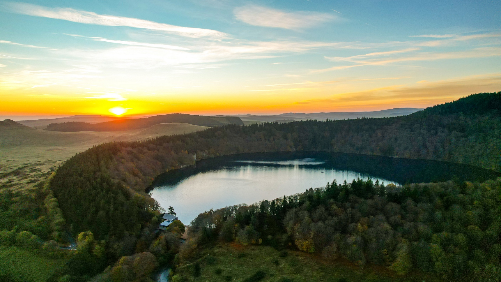 Lac Pavin : Magie du Lever de Soleil 