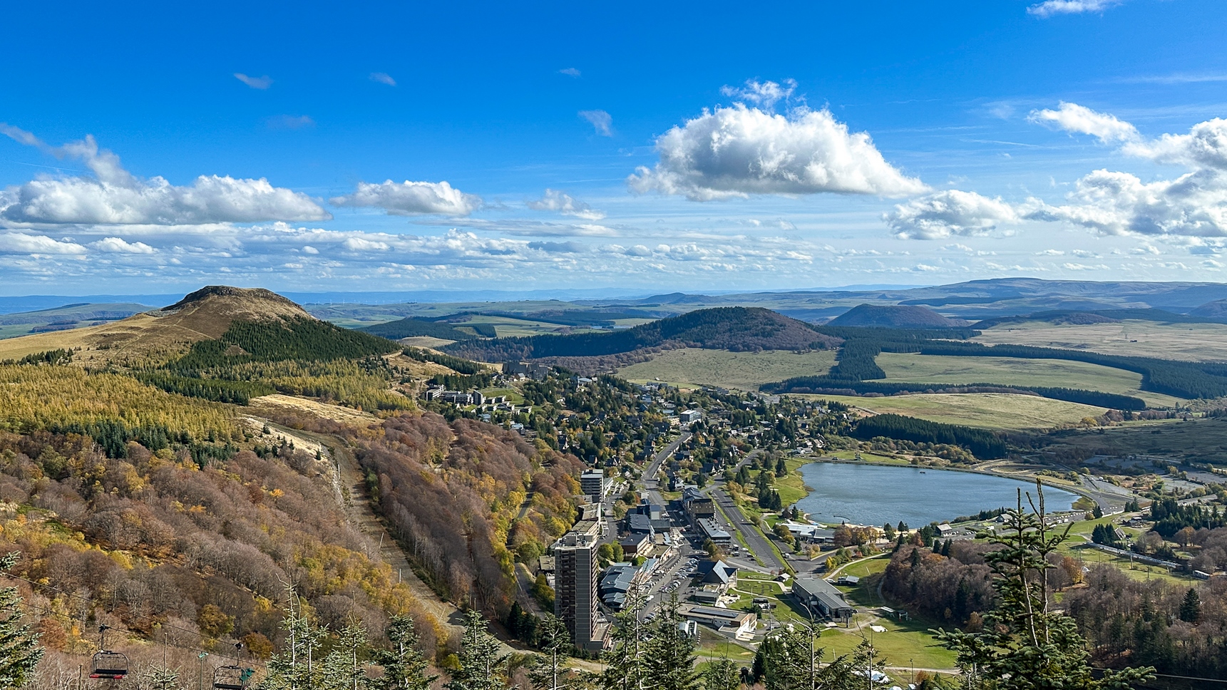 Super Besse : Tyrolienne - Automne Magique, Vue sur le Puy du Chambourguet