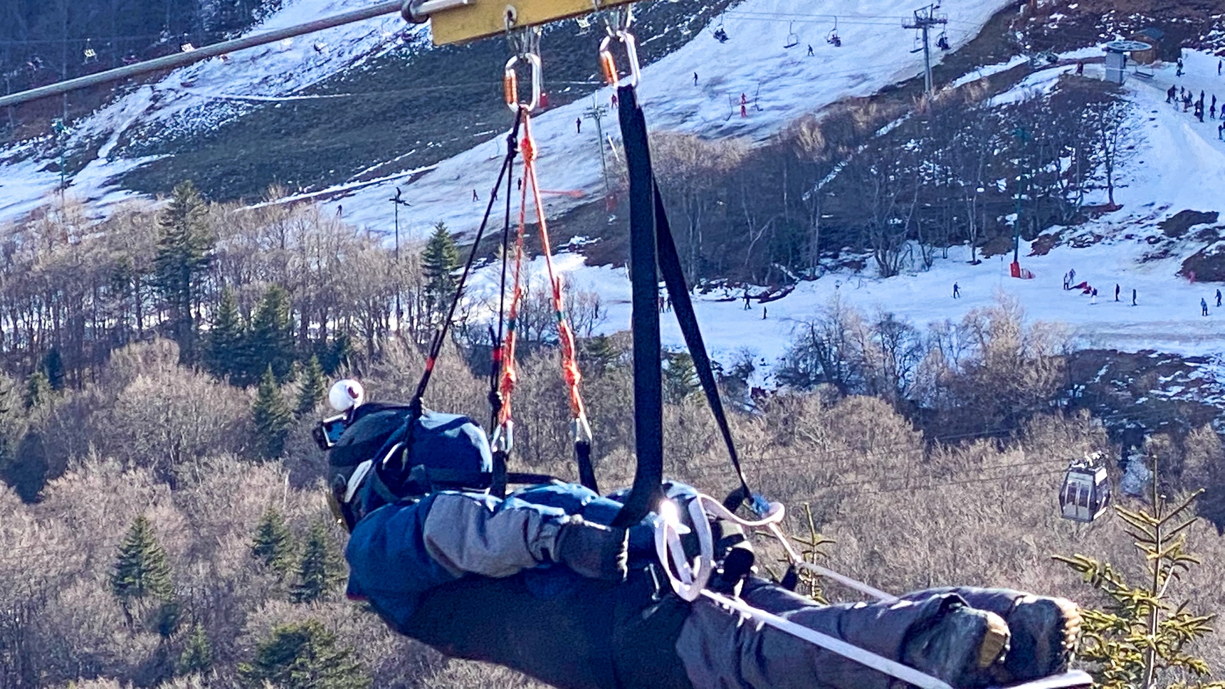 Tyrolienne Super Besse : Filez vers l'Arrivée à Toute Vitesse !