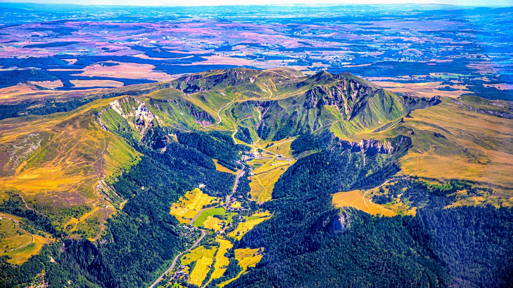 Massif du Sancy : Vue Aérienne Impressionnante sur les Sommets