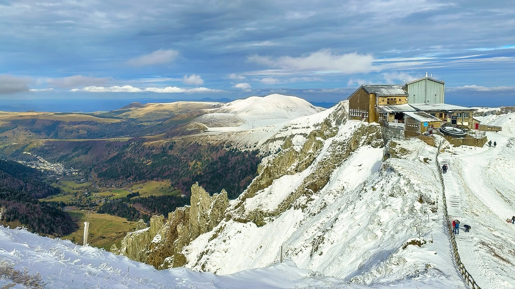 Téléphérique du Sancy : La gare d'arrivée se pare de blanc !