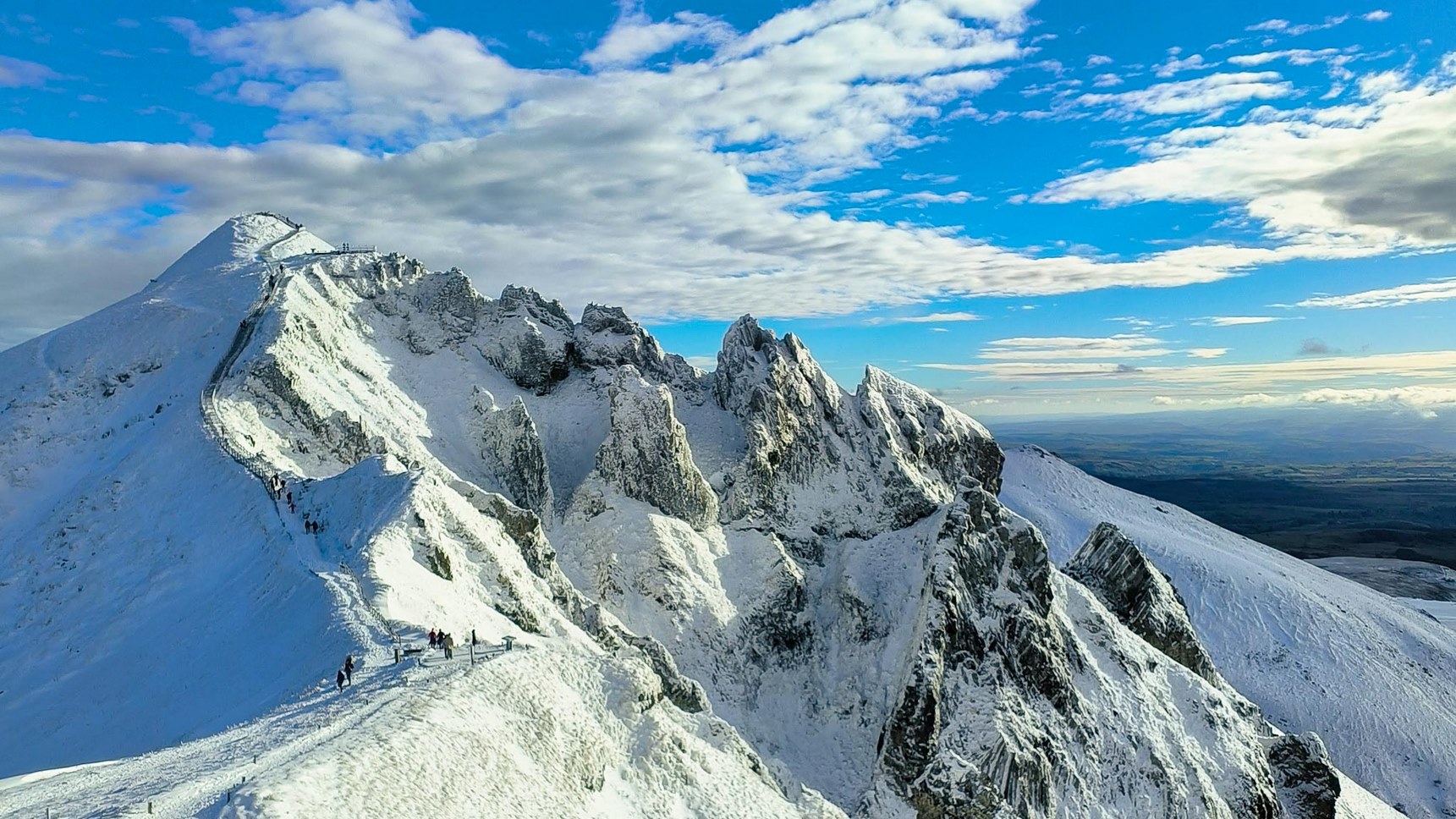 Massif Central : Le Puy de Sancy se couvre de son premier manteau neigeux !