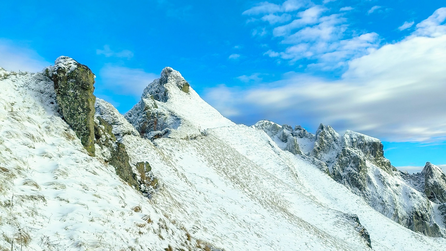 Du Val de Courre vers le sommet enneigé du Puy de Sancy : Un paysage d'hiver en novembre 2022 !