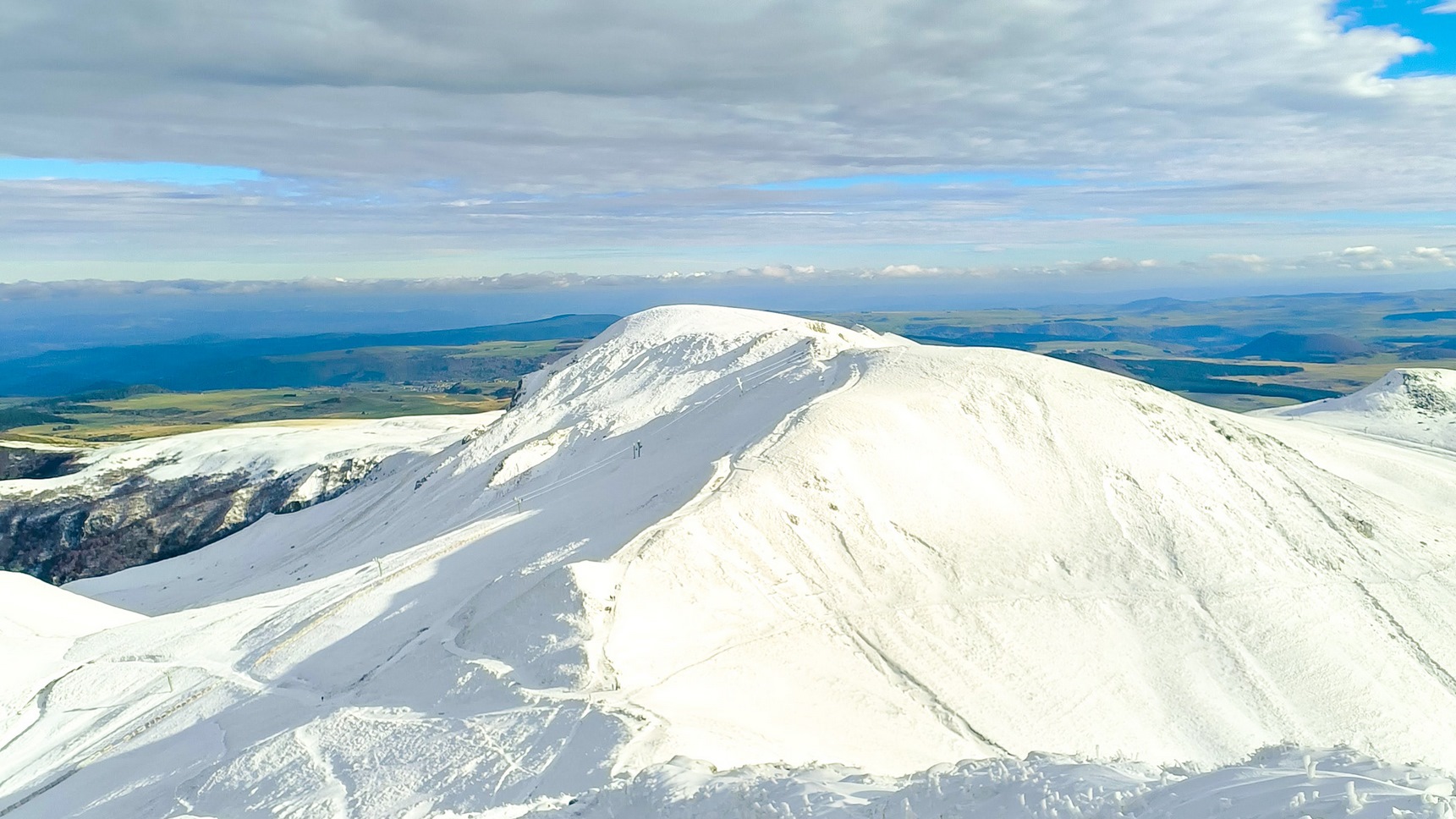 Massif du Sancy : Le Puy Ferrand sous un voile de neige en novembre.