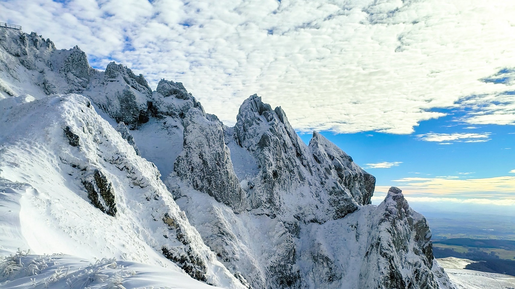 Le Puy de Sancy : Les aiguilles se parent de blanc pour les premières neiges de novembre 2022 !