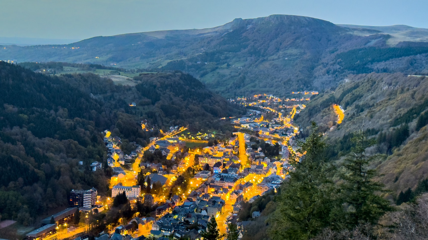 Plateau de la Grande Cascade : Vue Nocturne Enchantée sur le Mont-Dore