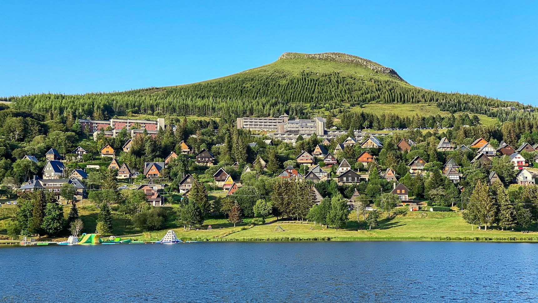 Super Besse : Village de Chalets & Vue Lac des Hermines