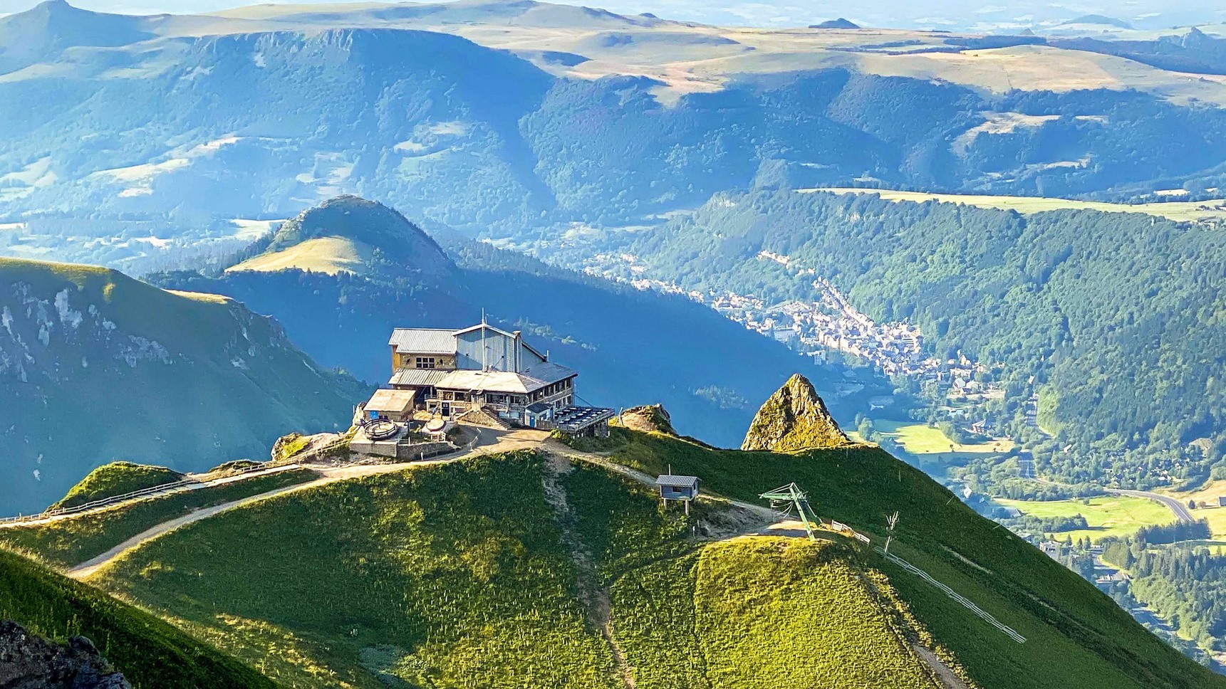 Massif du Sancy - Gare d'Arrivée du Téléphérique - Vue Spectaculaire