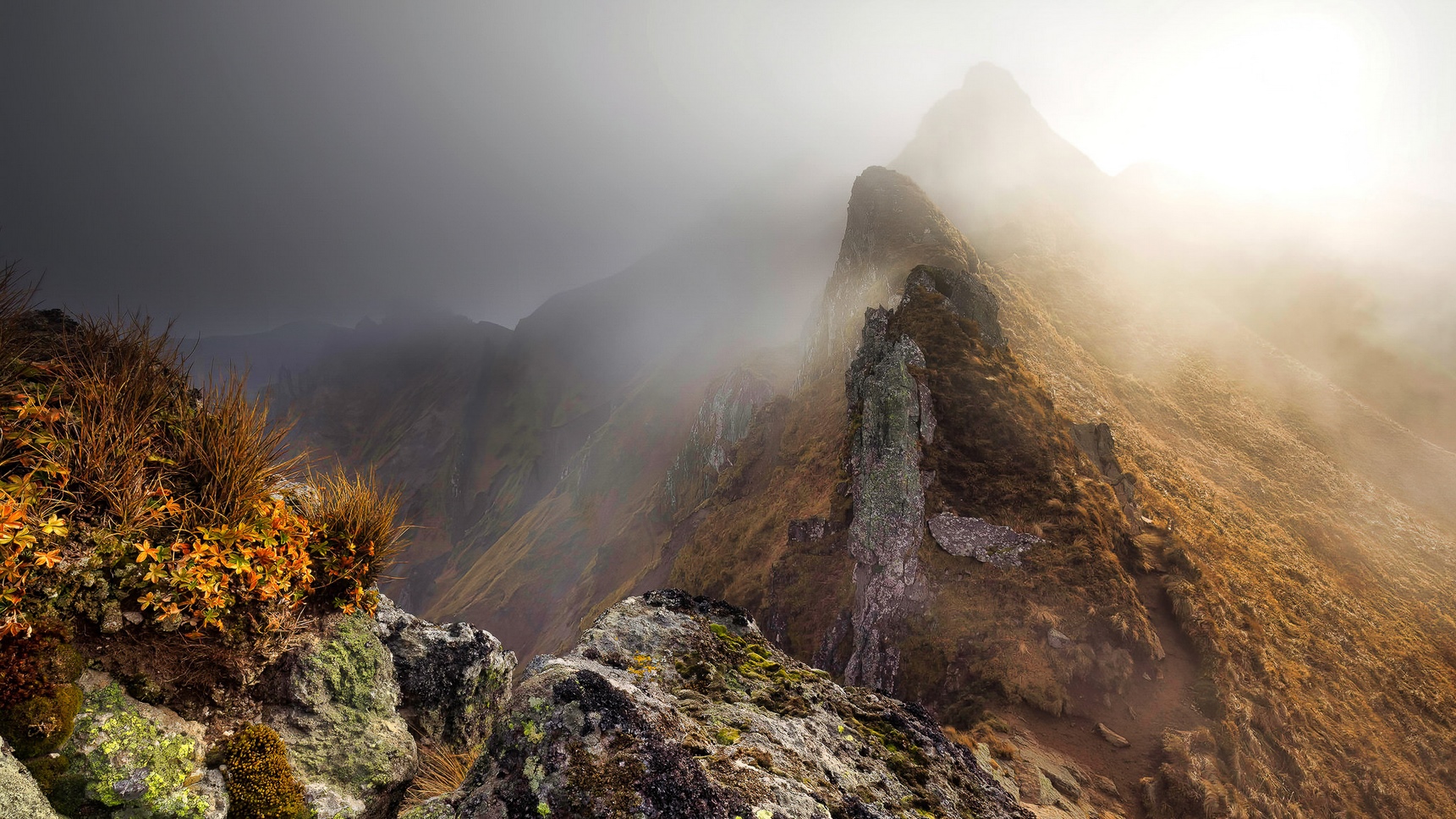 Massif du Sancy en Automne : Un Paysage Magique sous les Nuages