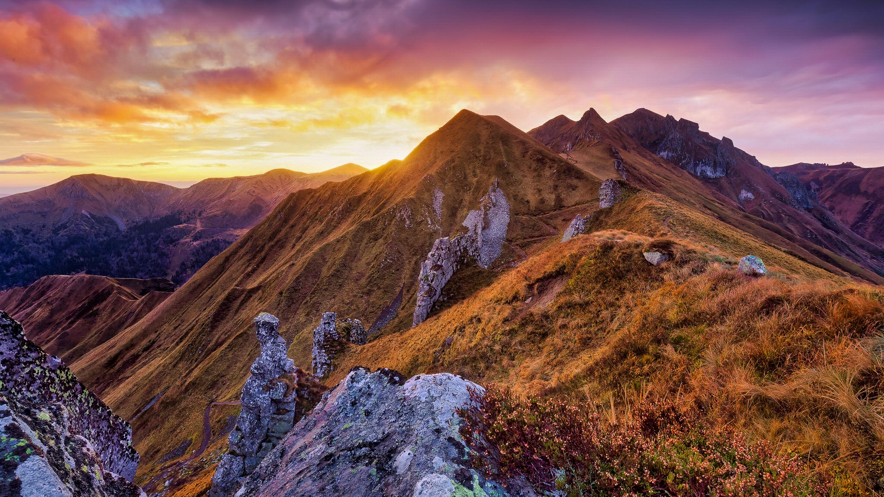 Massif du Sancy en Automne : Un Tableau de Couleurs Chatoyantes