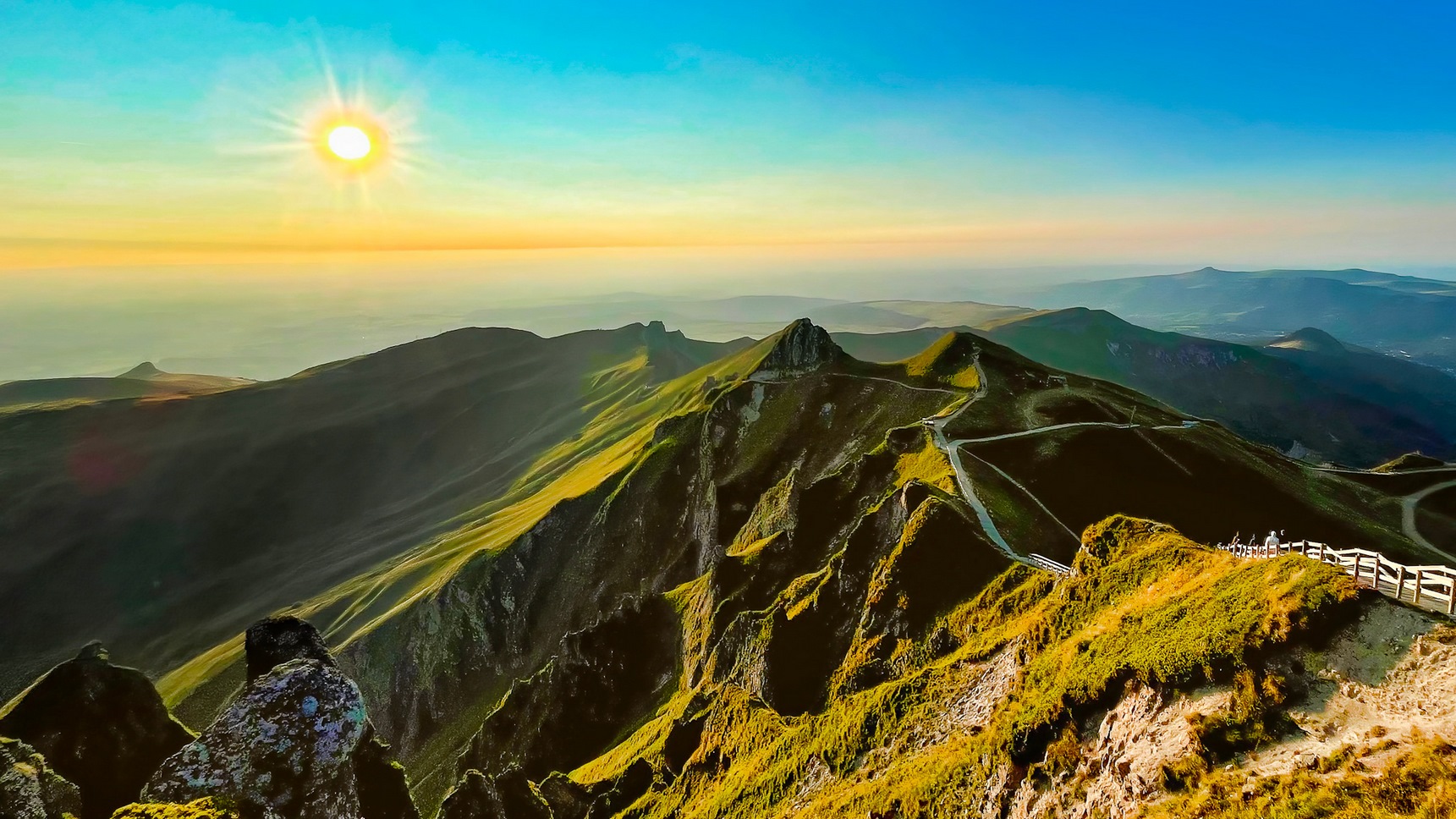 Massif des Dores : Coucher de Soleil Magique au Puy de Sancy - Un Spectacle Naturel Impressionnant