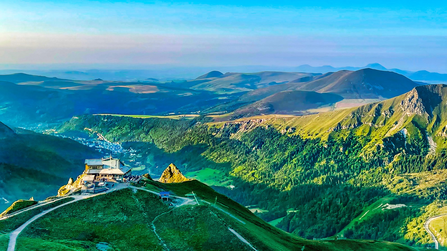 Gare d'arrivée du Téléphérique : Lumière Dorée du Coucher de Soleil sur le Roc de Cuzeau et le Massif Adventif