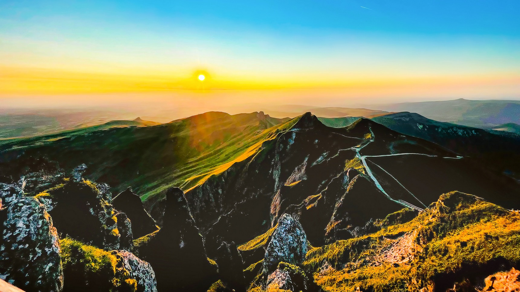 Puy de Sancy : Coucher de Soleil Magique au Sommet du Puy de Sancy - Un Spectacle Naturel Impressionnant