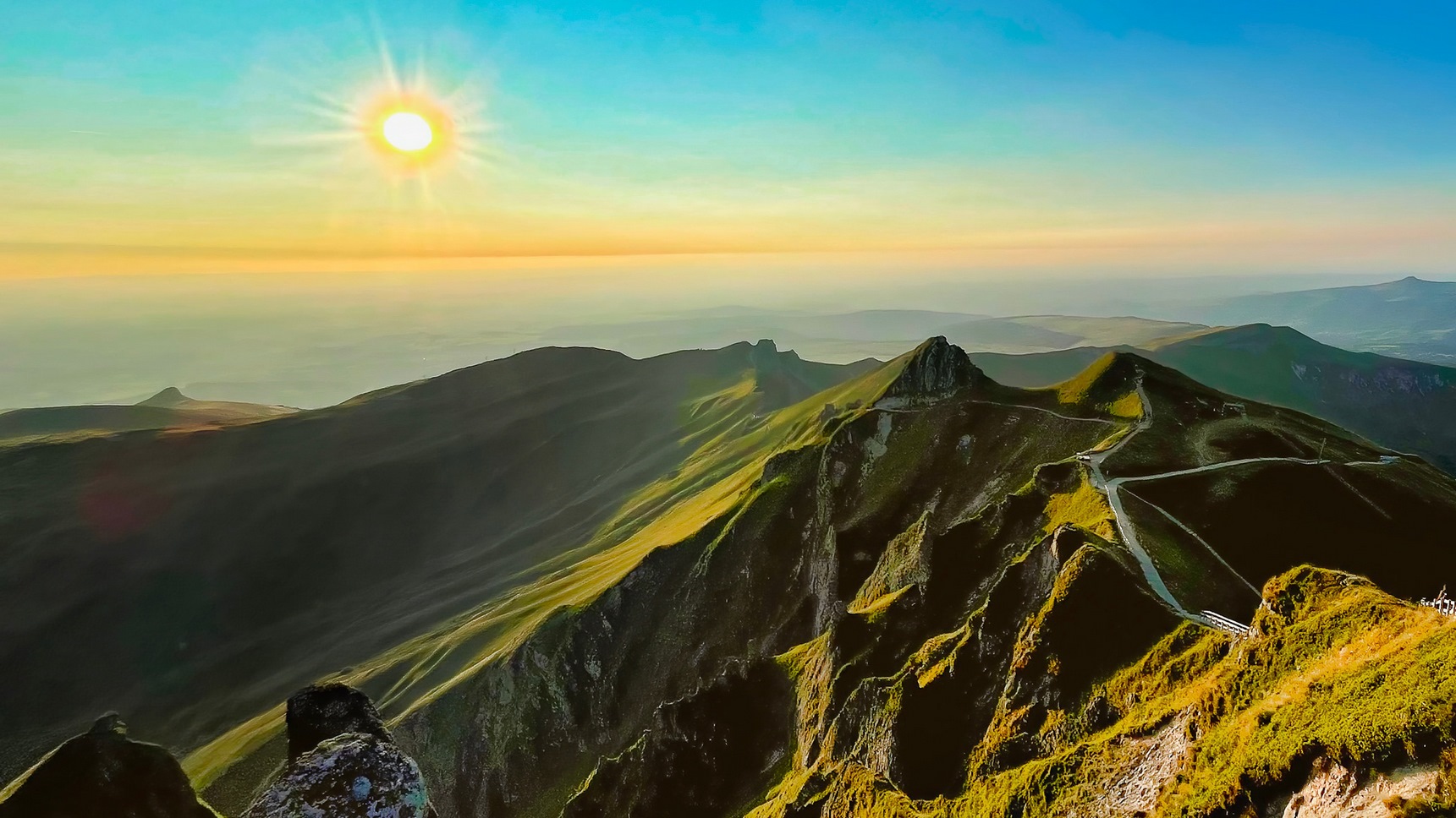 Sommet du Puy de Sancy : Coucher de Soleil Spectaculaire sur les Sommets du Massif du Sancy