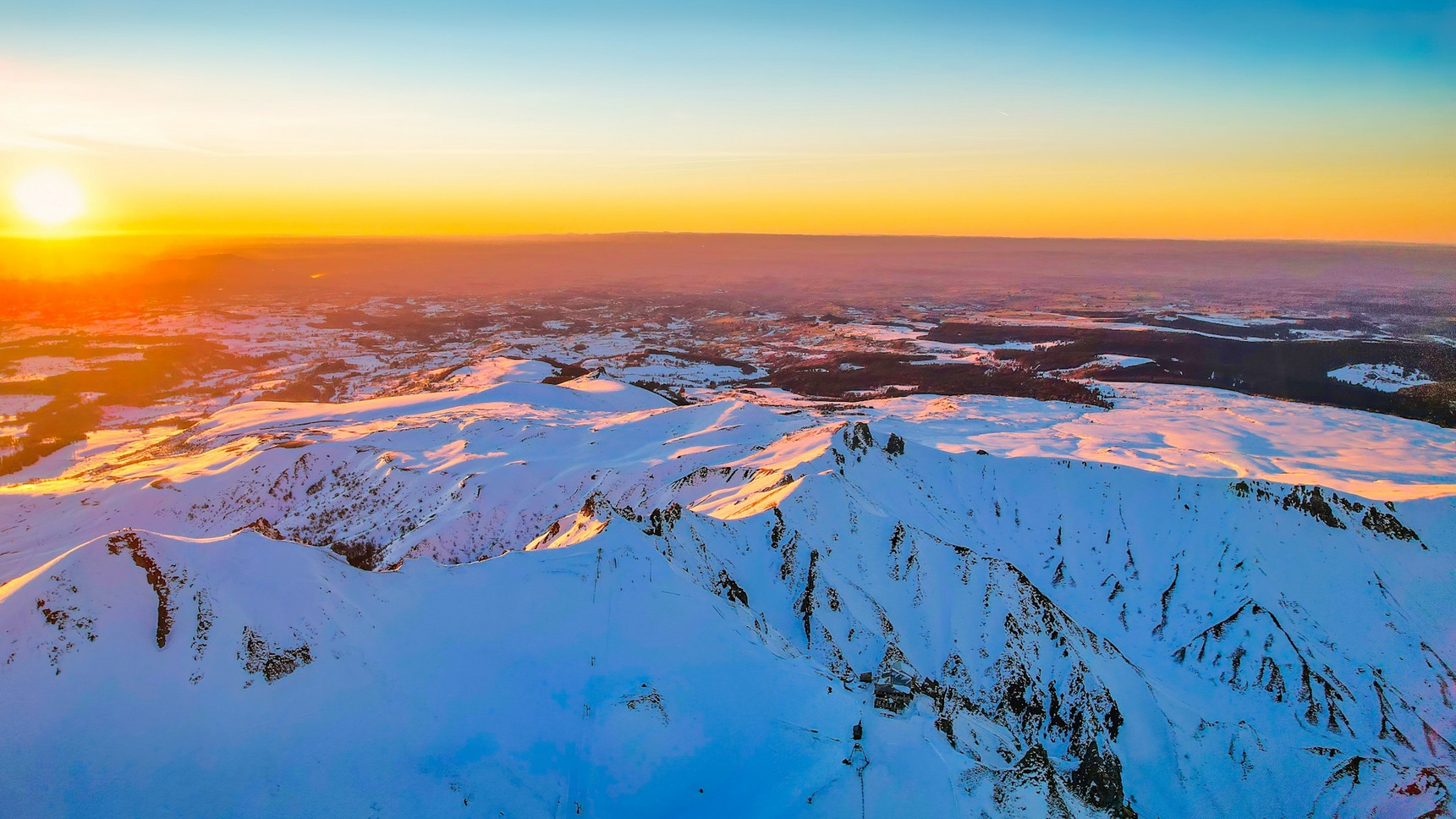 Puy de Sancy : Coucher de Soleil Impressionnant sur le Val d'Enfer et la Gare d'arrivée du Téléphérique