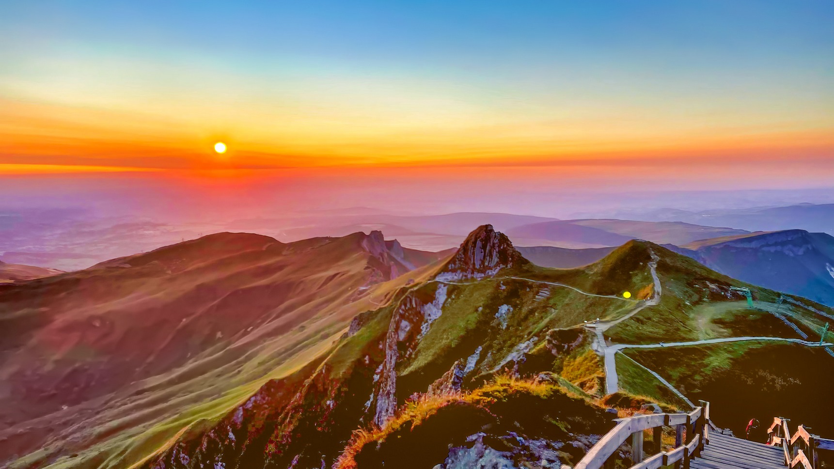 Puy de Sancy : Coucher de Soleil Magique sur le Massif des Dores - Un Spectacle Naturel Impressionnant