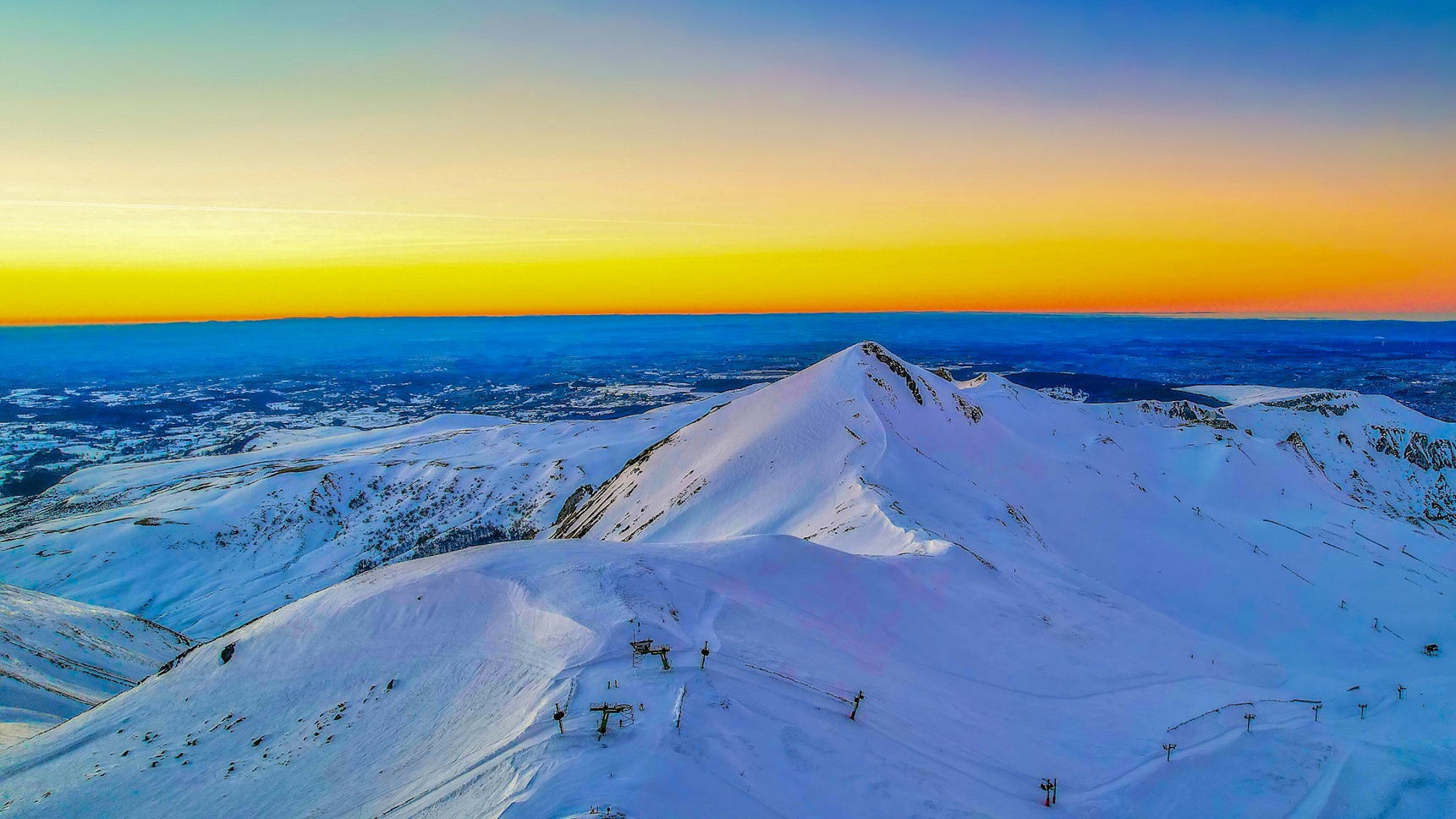 Sommet du Puy Ferrand : Vue Imprenable sur le Puy de Sancy au Coucher du Soleil