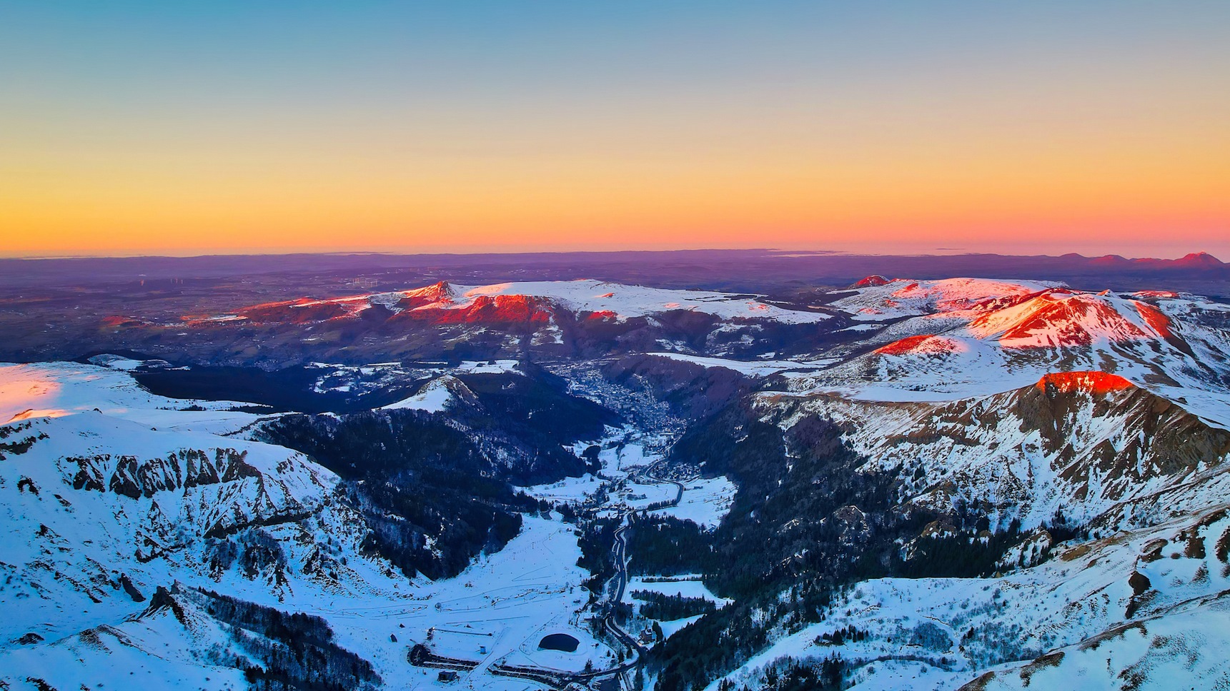 Puy de Sancy : Vue Impressionnante sur la Vallée du Mont Dore au Coucher du Soleil