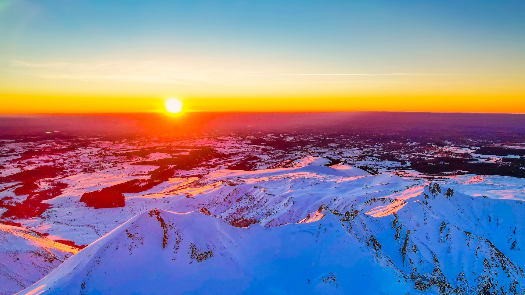 Sommet du Puy de Sancy : Coucher de Soleil Magique sous la Neige - Un Spectacle Naturel Impressionnant