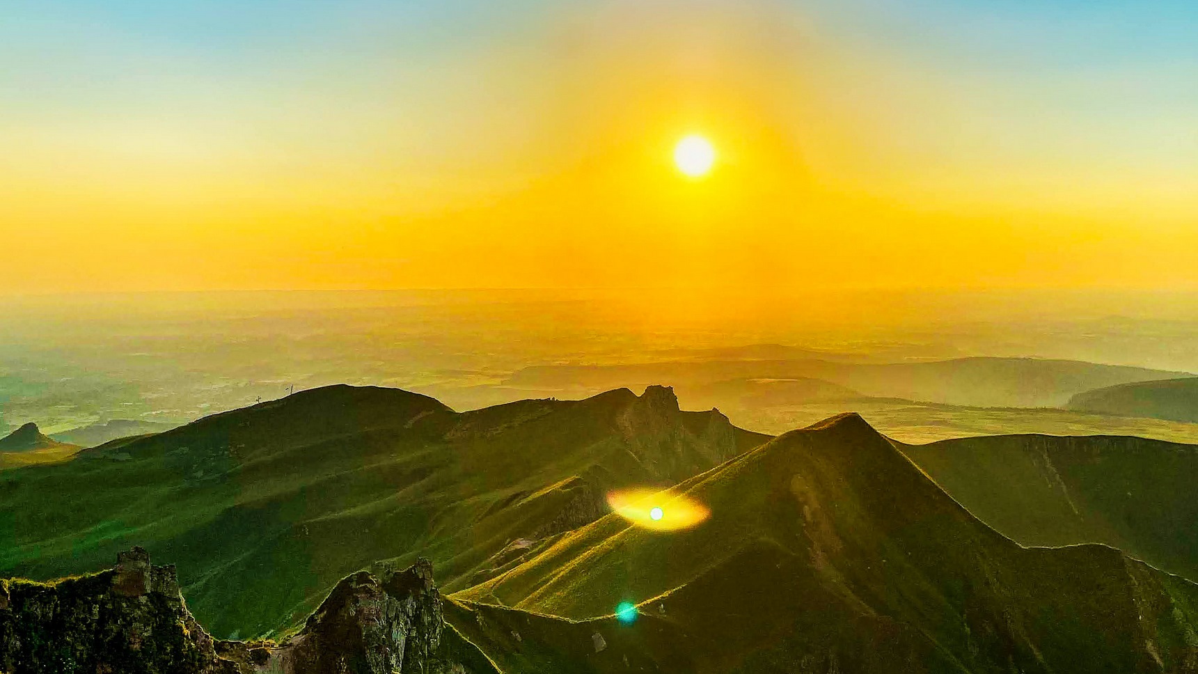 Sommet du Puy de Sancy : Coucher de Soleil Incroyable sur le Puy Redon et le Chemin des Crêtes