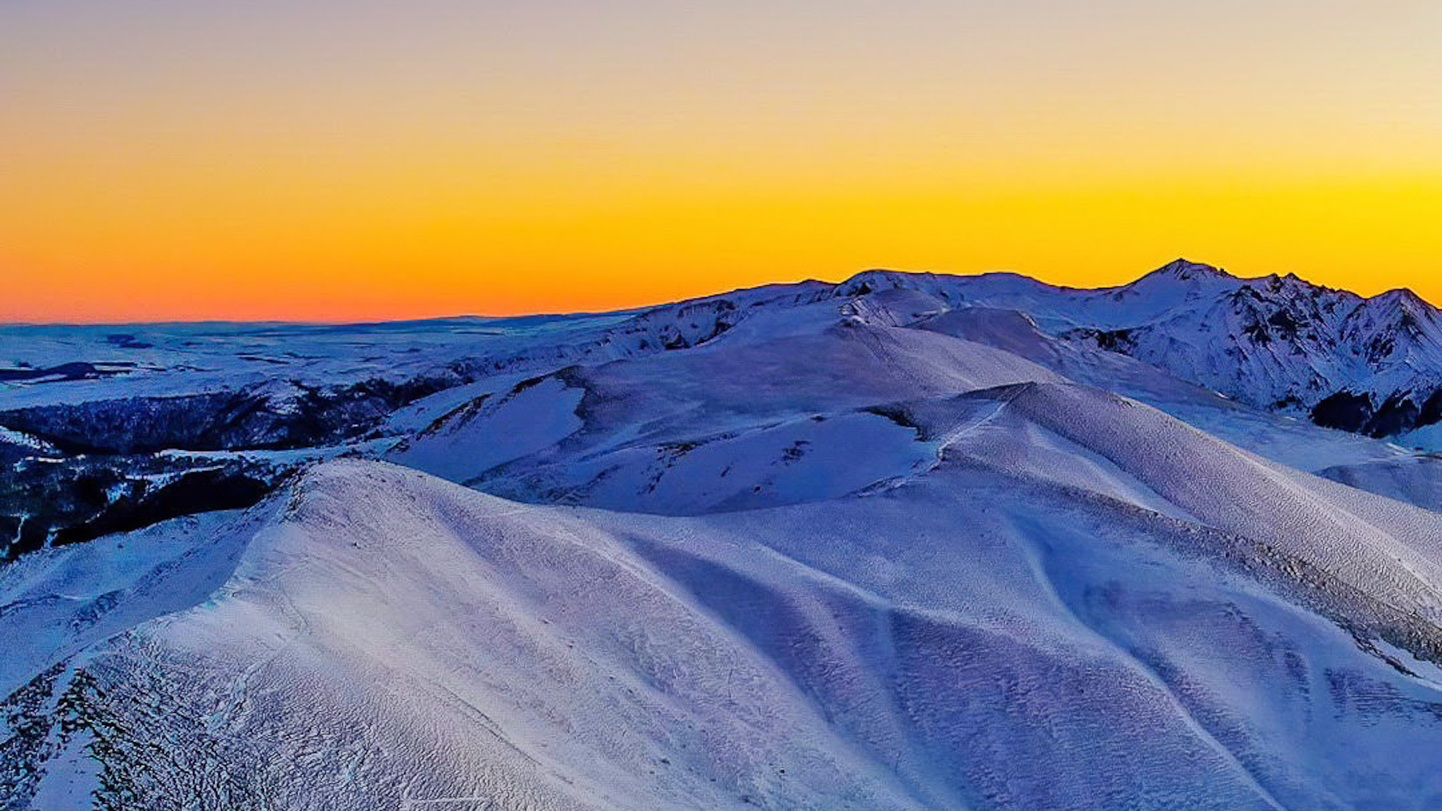 Coucher de soleil sur le Massif Adventif et le Massif des Dores dans le Sancy