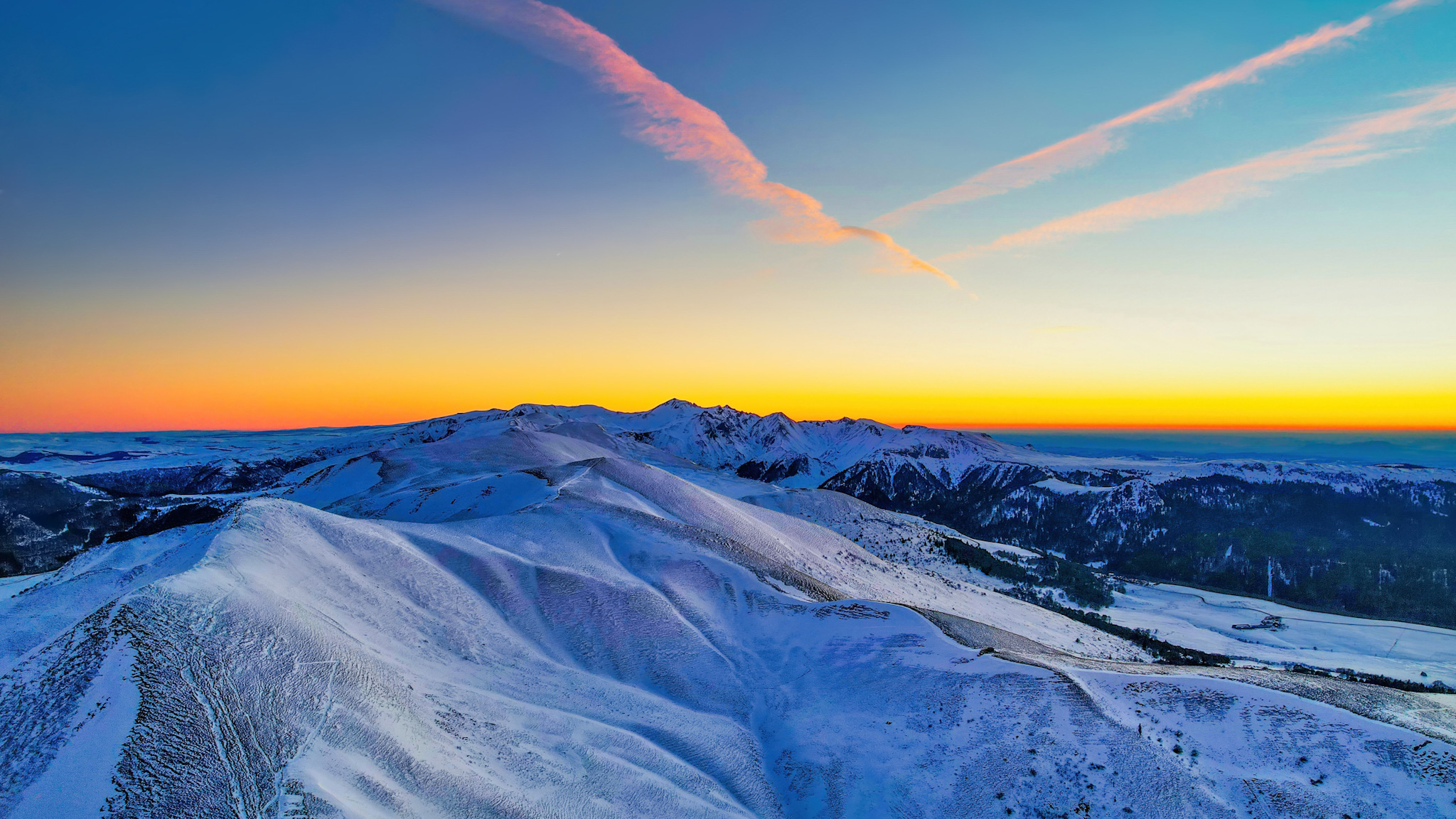 Coucher de soleil au Puy de La Tache enneigé