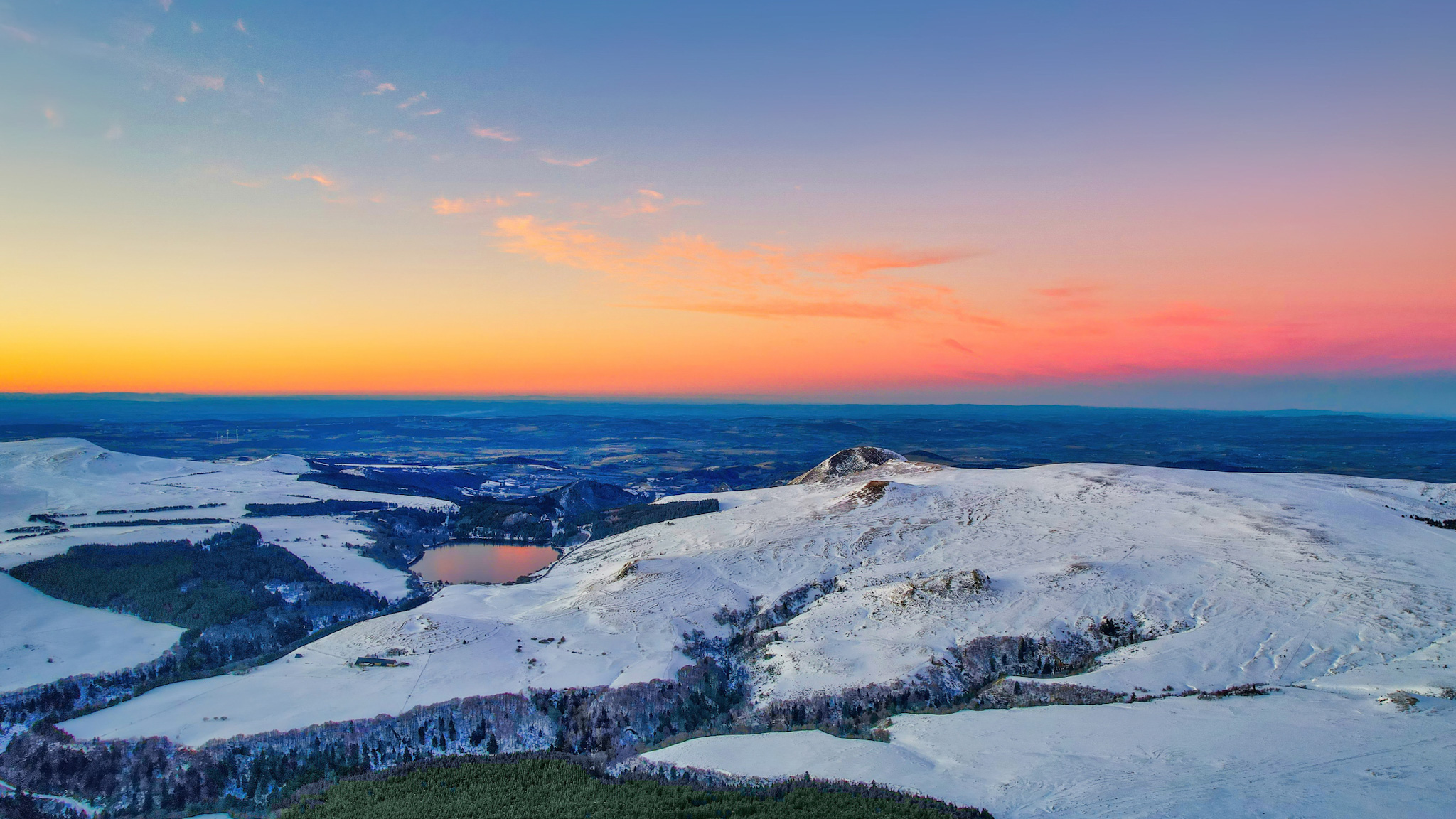 Coucher de soleil au puy de la Tache avec vue sur le Lac de Guéry.